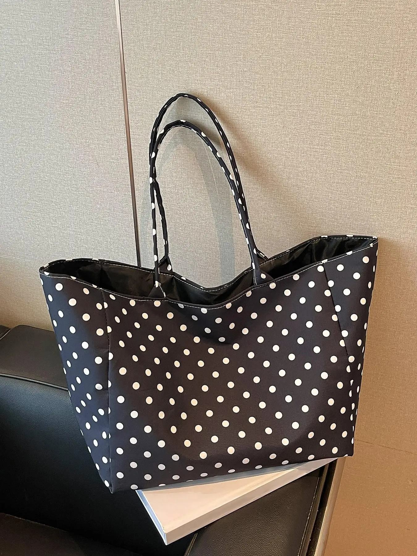 Simple stylish black and silver hollowed-out one-shoulder pu tote bag, bright metal silver polka dot hollowed-out wide shoulder strap does not press the shoulder, retro daily shoulder bag, suitable for shopping and dating, Casual bags