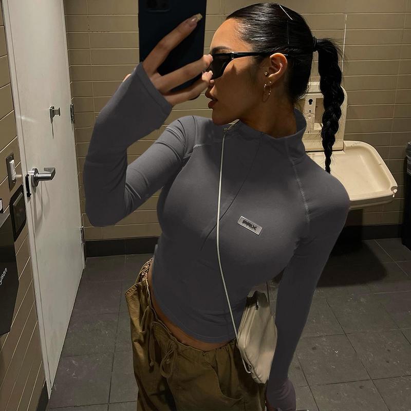 Women's Plain Zip-Up Crop Tee with Letter Patches and Stitching, Casual Trendy Mock-Neck Tight-Fitting Top for Daily Wear, Ladies' Spring & Fall Clothes