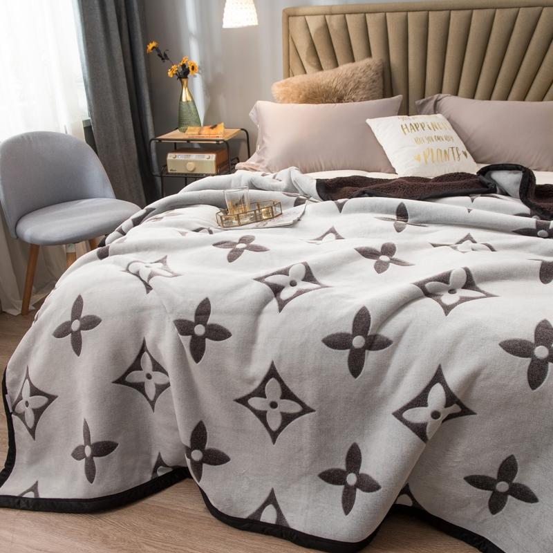 1pc Milk Wool Embroidered Arctic Velvet Blanket, Dual Layer Thick Composite, Warm Comfortable, Suitable for Sofa and Bed