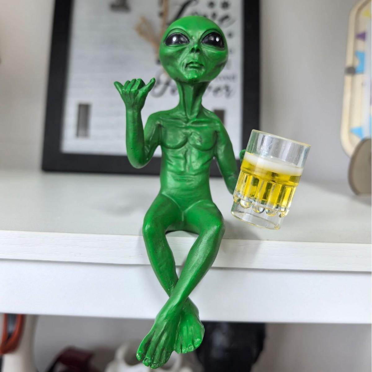 Funny Cute Alien Resin Statue, Ufo Outdoor Garden Decoration, Festive Gift, Unique Garden Statues & Sculptures, Perfect for Holidays