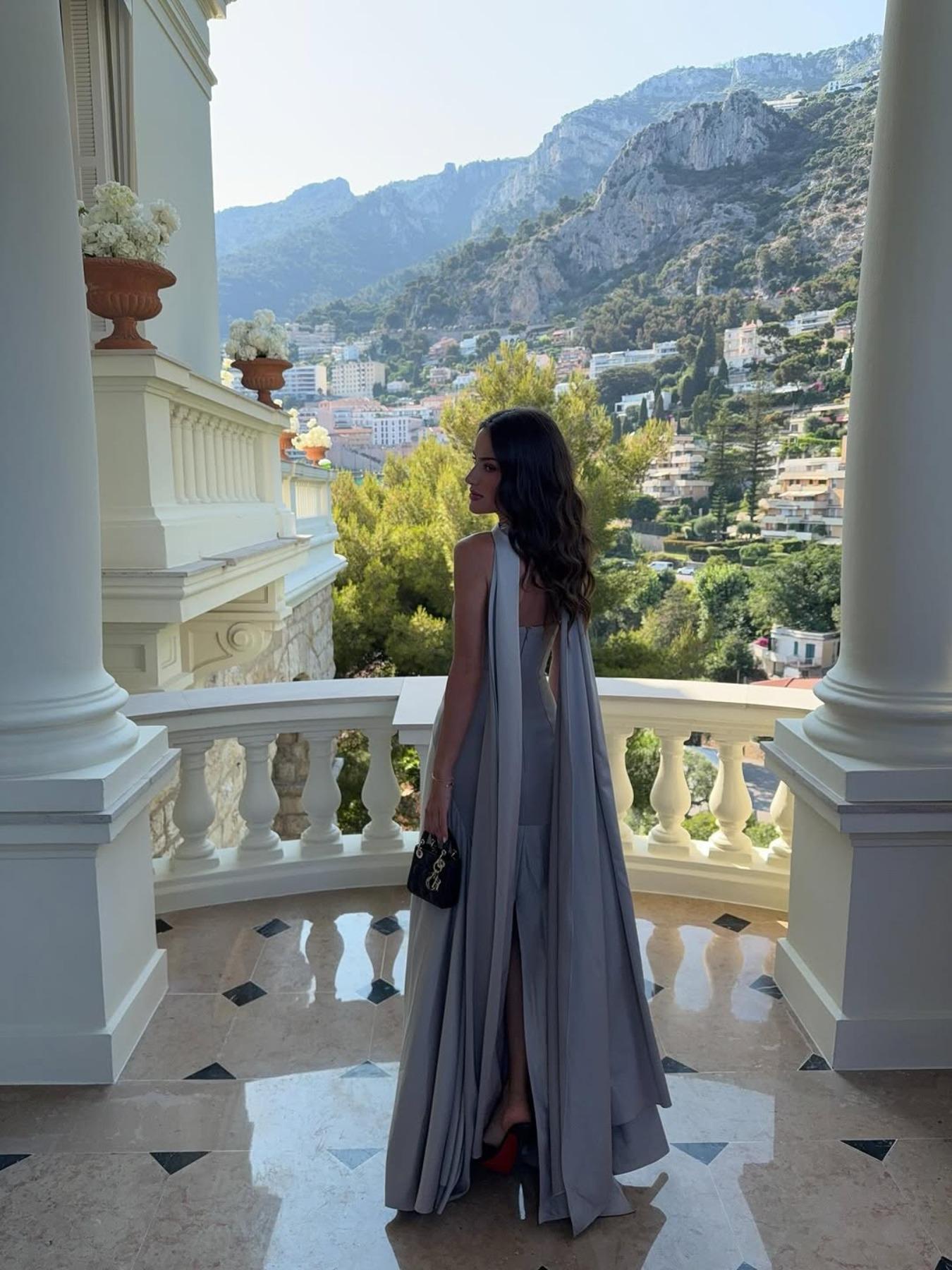 Elegant Satin Halter Neck Long Dress with Draped Straps, Bodycon Waist Cinching Design, Formal Evening Gown for Special Occasions, Formal Wear