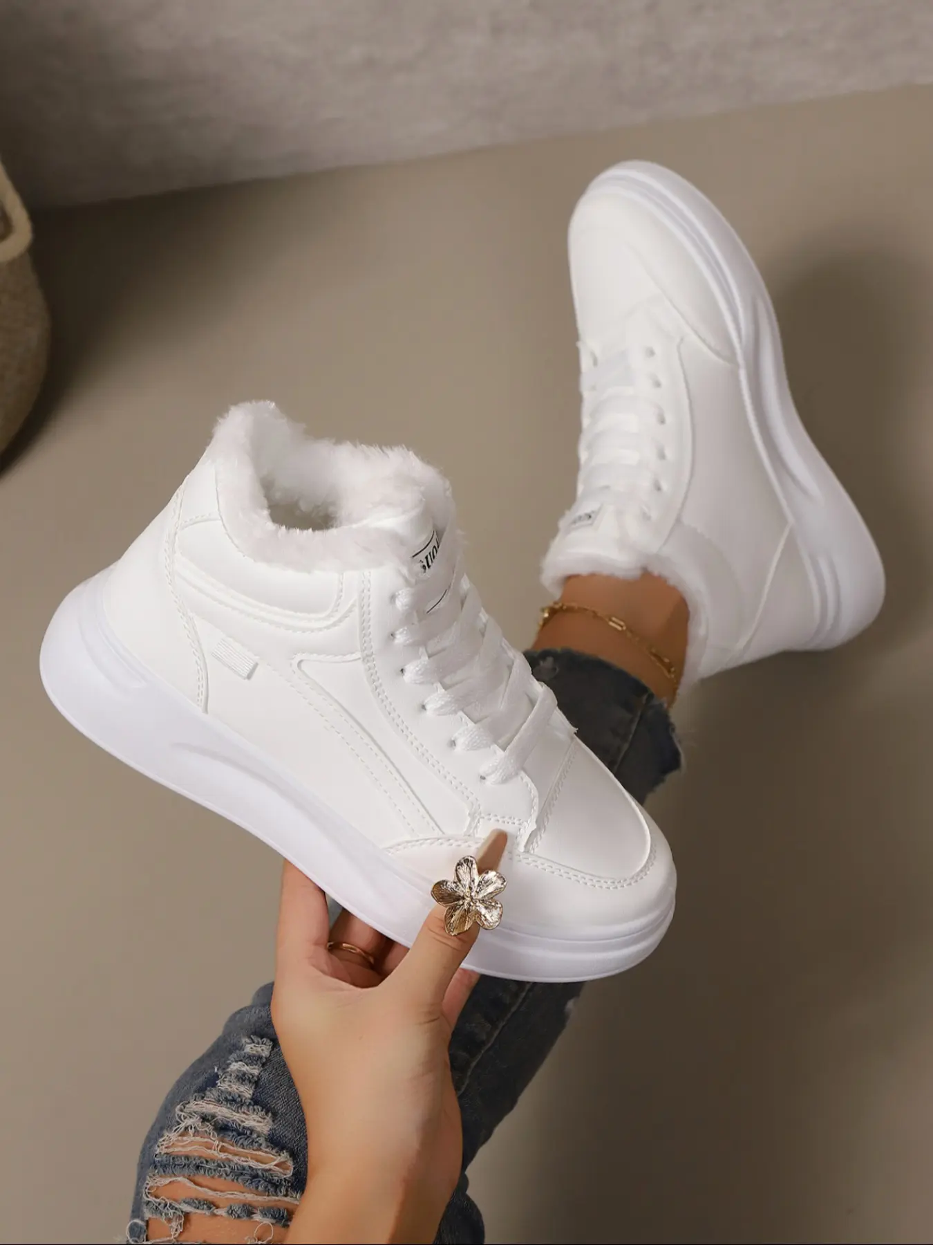 Women's new fashion trendy casual sneakers, comfortable and soft with plush lining for extra warmth, suitable for autumn and winter outdoor adventures and walking. Simple and versatile design suitable for various daily occasions, a must-have gift.