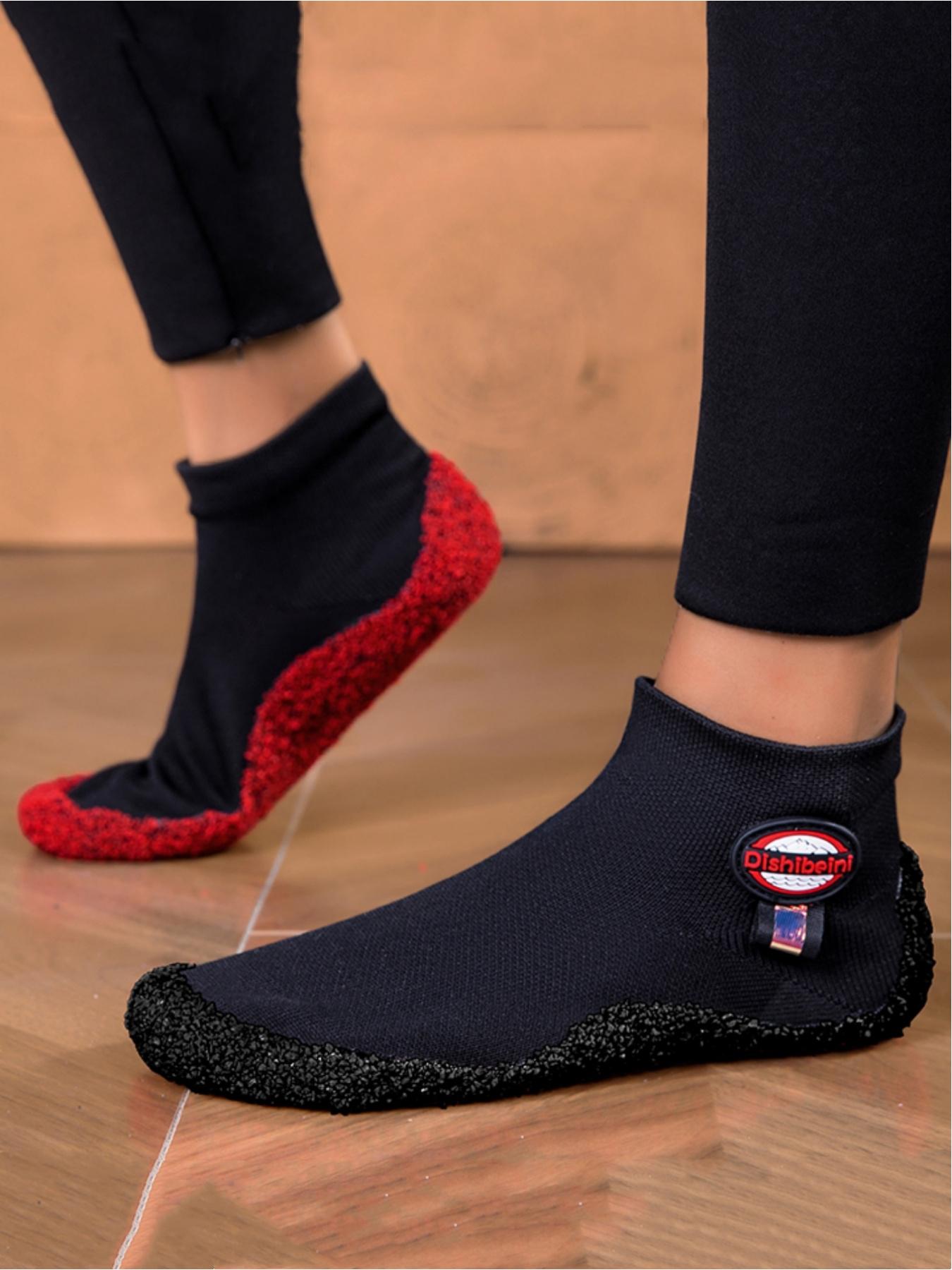 Ladies wear fitness yoga barefoot shoes, with widened toe caps that soft wrap around the foot shape and warm and comfortable lining. They are suitable for indoor home yoga casual wear, fitness training, swimming yoga and other sports scenes