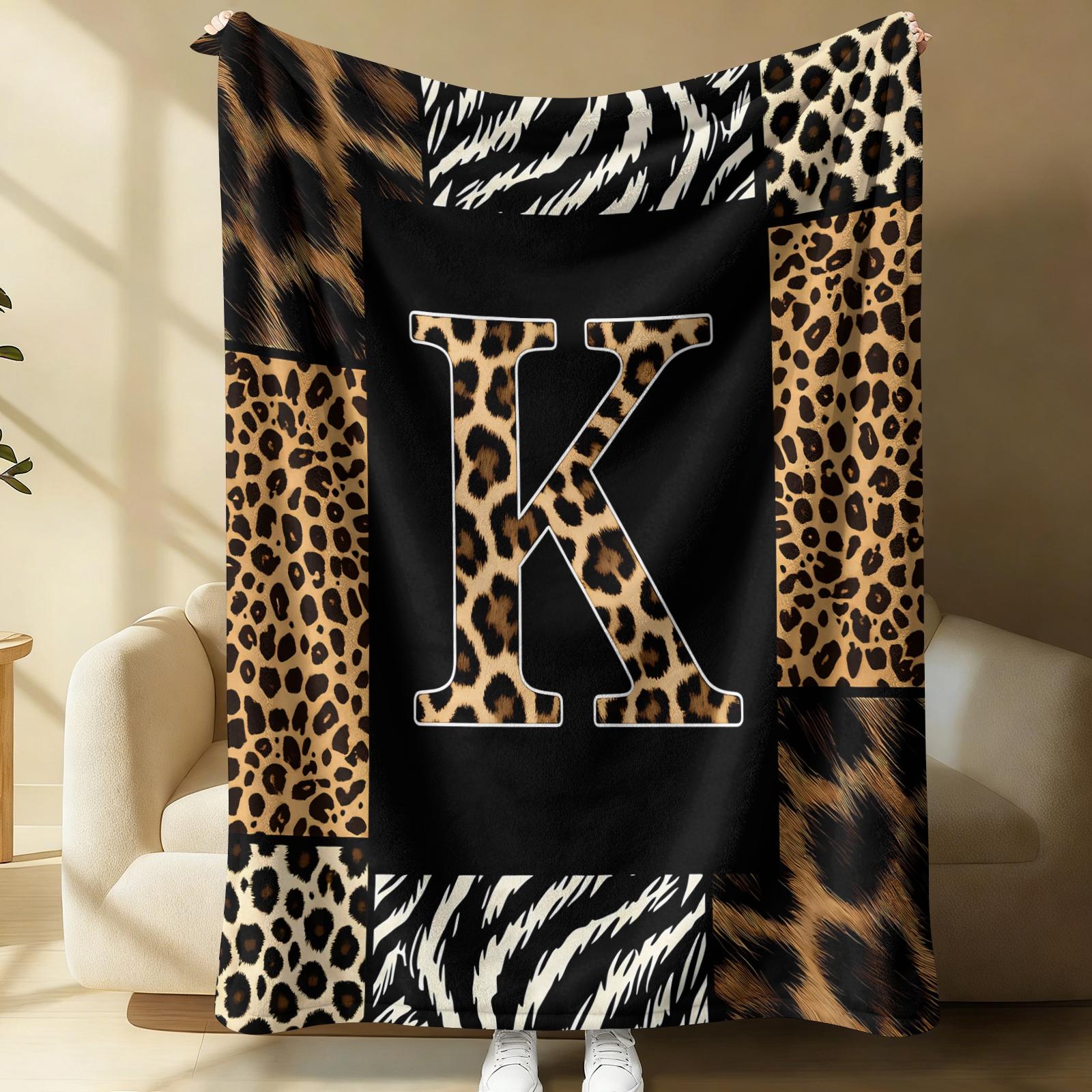 26 Letters Leopard Print Flannel Blanket, Soft & Comfortable, Warm & Breathable, Perfect for Couch Bed Recliner, Stylish Alphabet Printed Flannel Throw, Suitable for Bedroom Living Room Dorm, All-Season Cozy Gift Blanket
