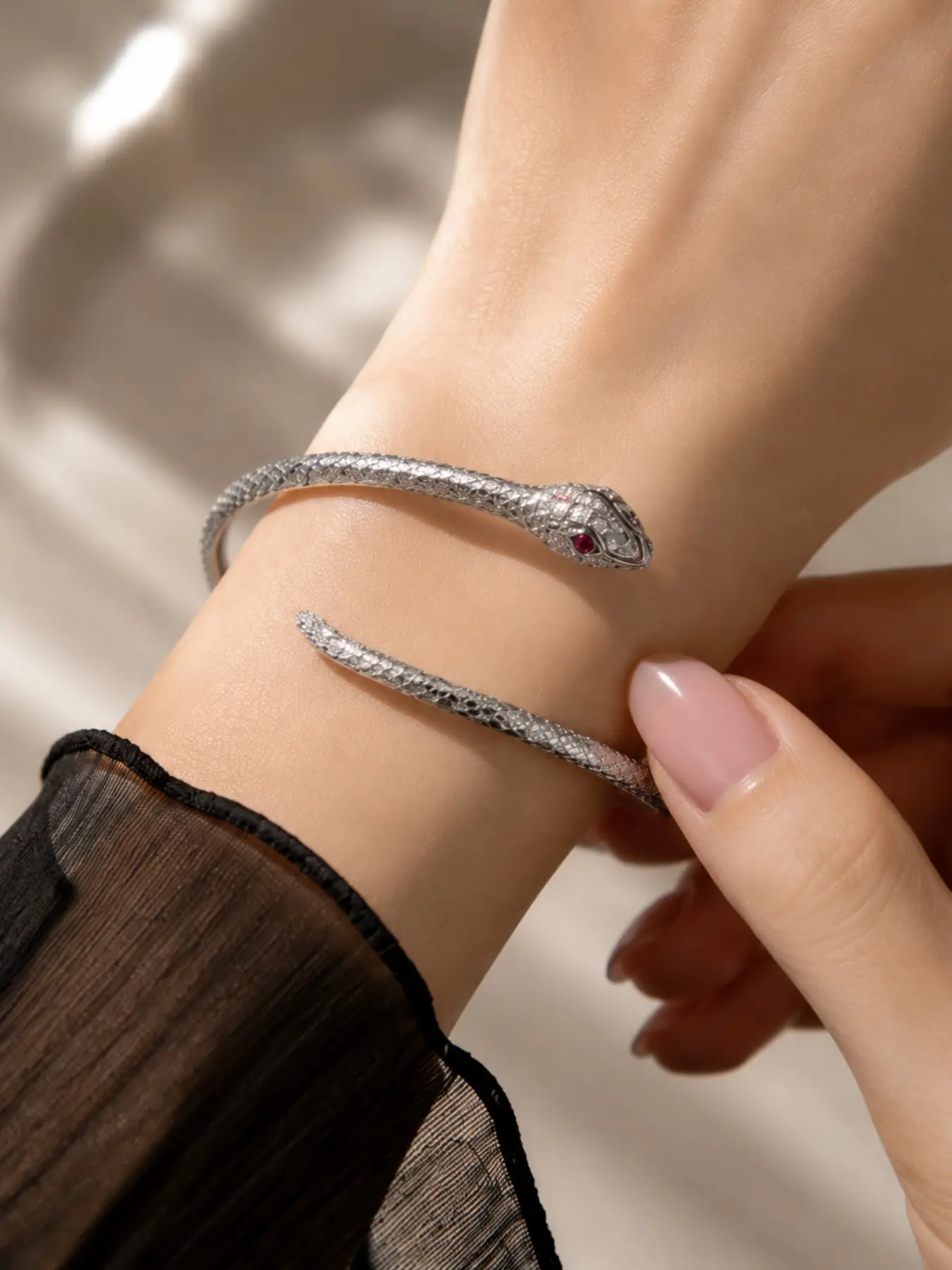 1PC Silver-Tone Crystal Snake Wrap Bracelet, Adjustable Open Cuff Bangle with Sparkling Rhinestone Details for Women, Fashion Jewelry for Parties, Daily Wear & Gifts, Crystal Bracelets