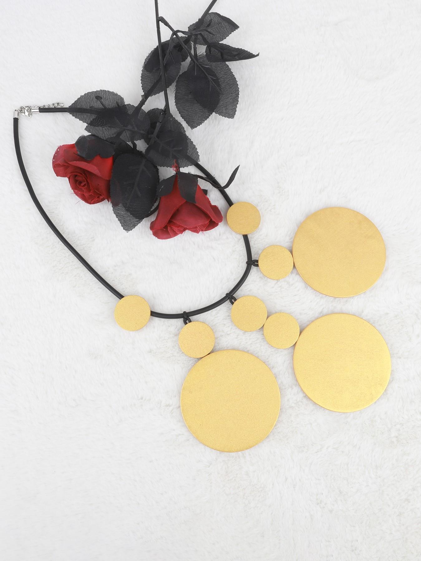 Elegant Round Pendant Necklace, Bold Fashion Jewelry for Women, Luxurious Party Accessory, Perfect for Dates and Events