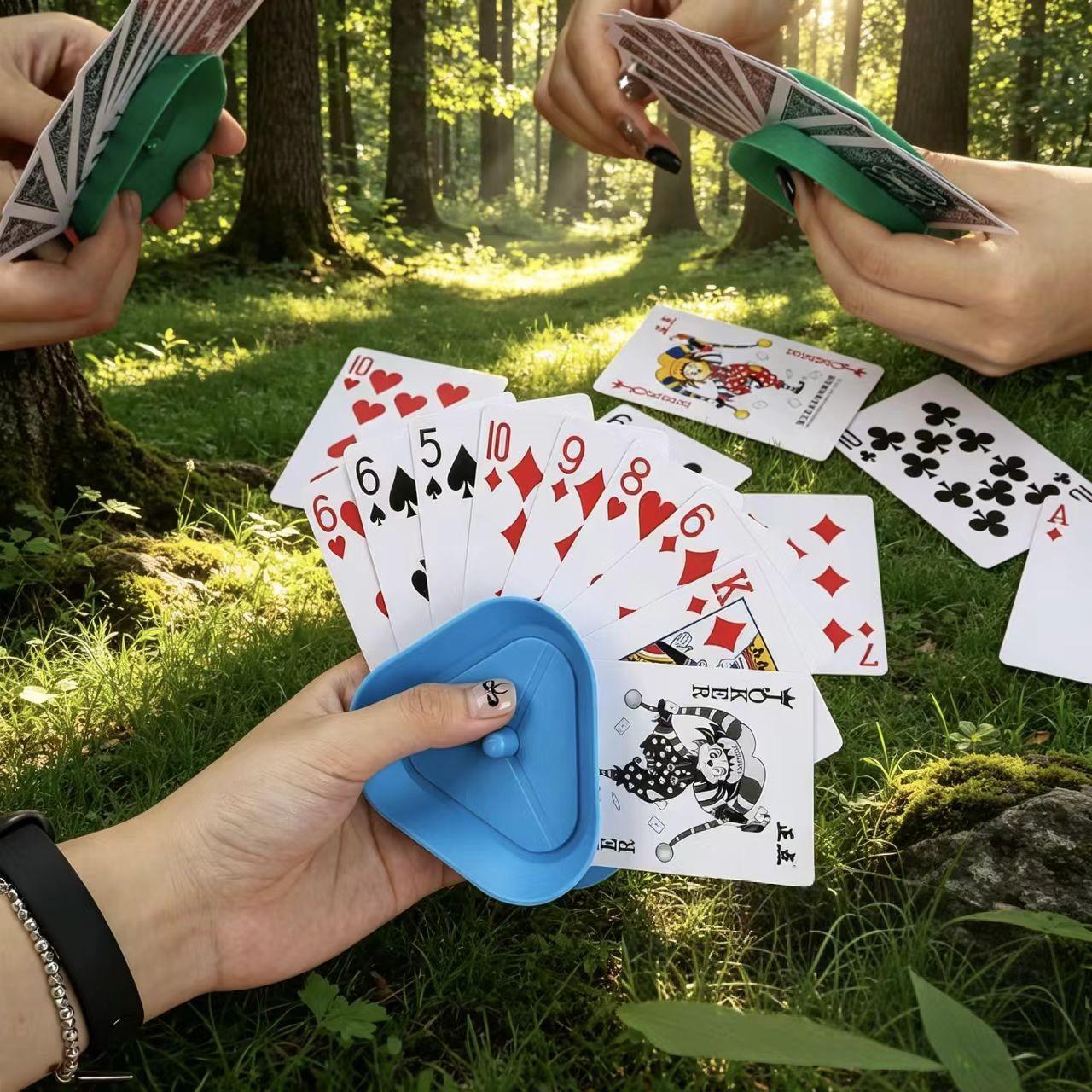 6pcs plastic triangular versatile Poker playing card holder provides convenience for playing cards and board games, and is an ideal gift for Christmas, Halloween and Thanksgiving.