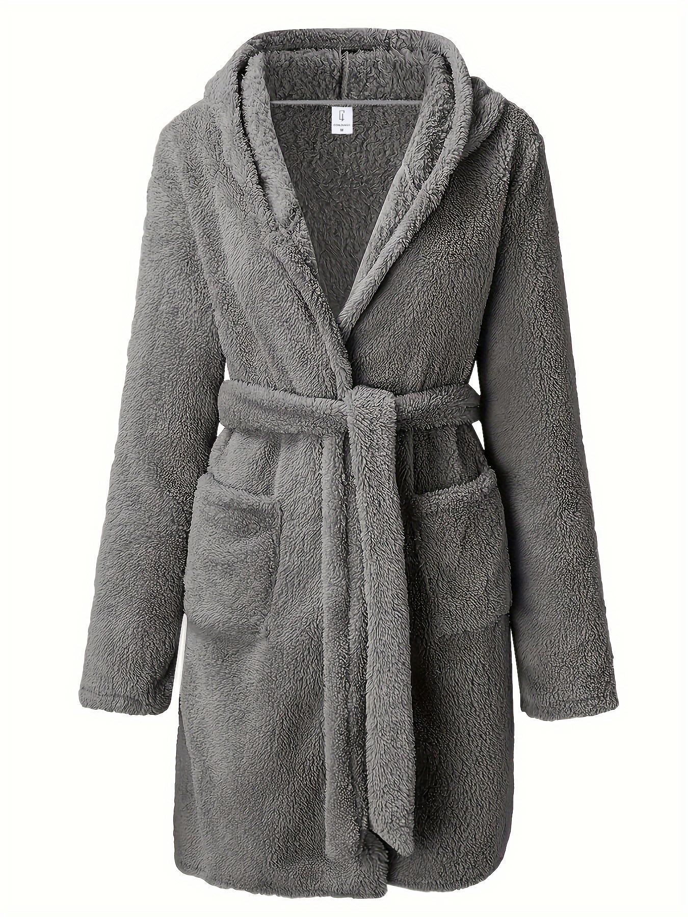 Men's Gray Coral Fleece Hooded Bathrobe, Warm, Soft, Skin-Friendly, Home Leisure Style, Essential for Men Aged 25-50 for Daily Home Use, Warmth After Bathing, and Bedroom Relaxation, Comfortable Wrap Feel Shows Casual Style