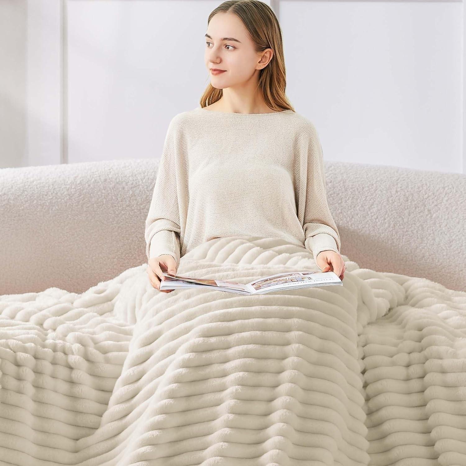 Soft Flannel Sofa Blanket, Comfortable Plush Striped Sofa Bed Cover, Lightweight Decorative Ribbed Rug, Ideal for Men and Women