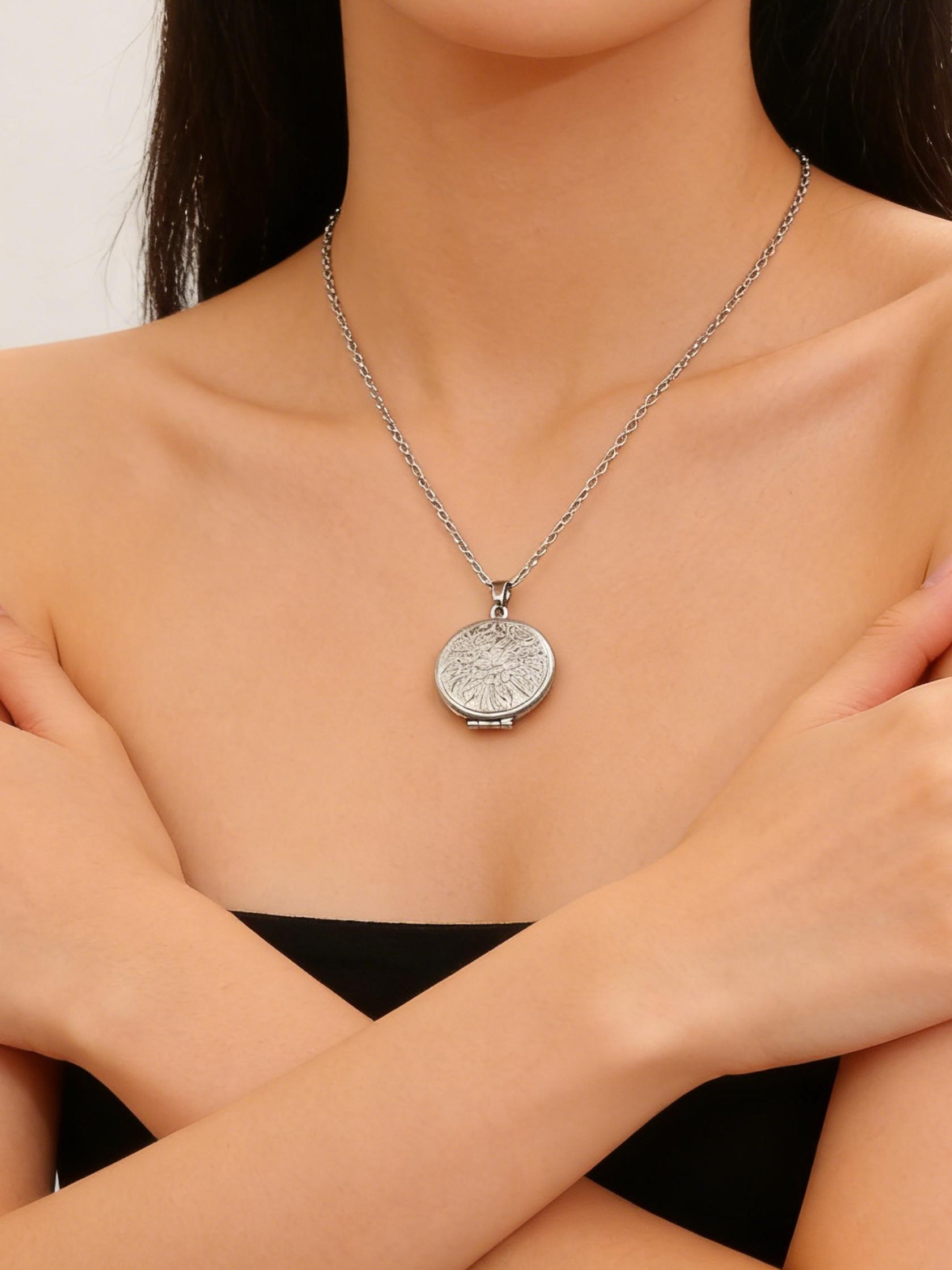 1Pc 304 Stainless Steel Engraved Flower Locket Necklace, Vintage Round Photo Locket Pendant Necklace, Personalized Memory Keepsake Necklace for Women, Hypoallergenic Tarnish Resistant