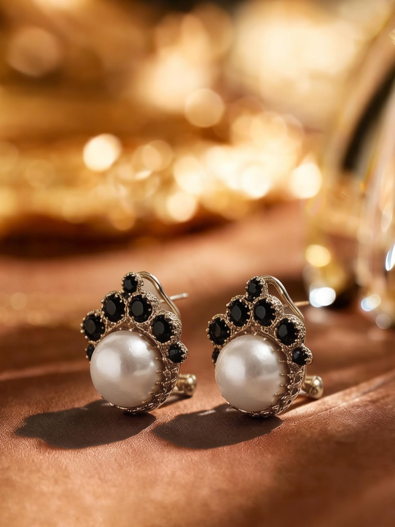 1 pair of retro and elegant pearl studded diamond earrings, suitable for daily commuting, vacation and dating, and also a surprising and exquisite small gift.