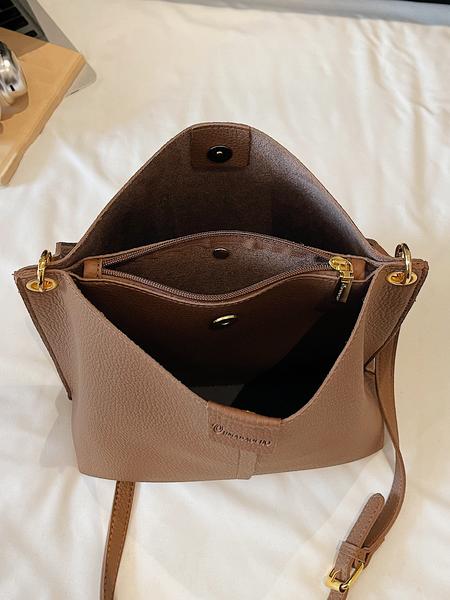 Simple waxed leather bucket bag, PU Tote Satchel, fashionable, casual and versatile wide-strap one-shoulder crossbody bag, textured and trendy one-shoulder commuter bag, Elegant Commuter Bag, suitable for daily wear, commuting and other scenarios