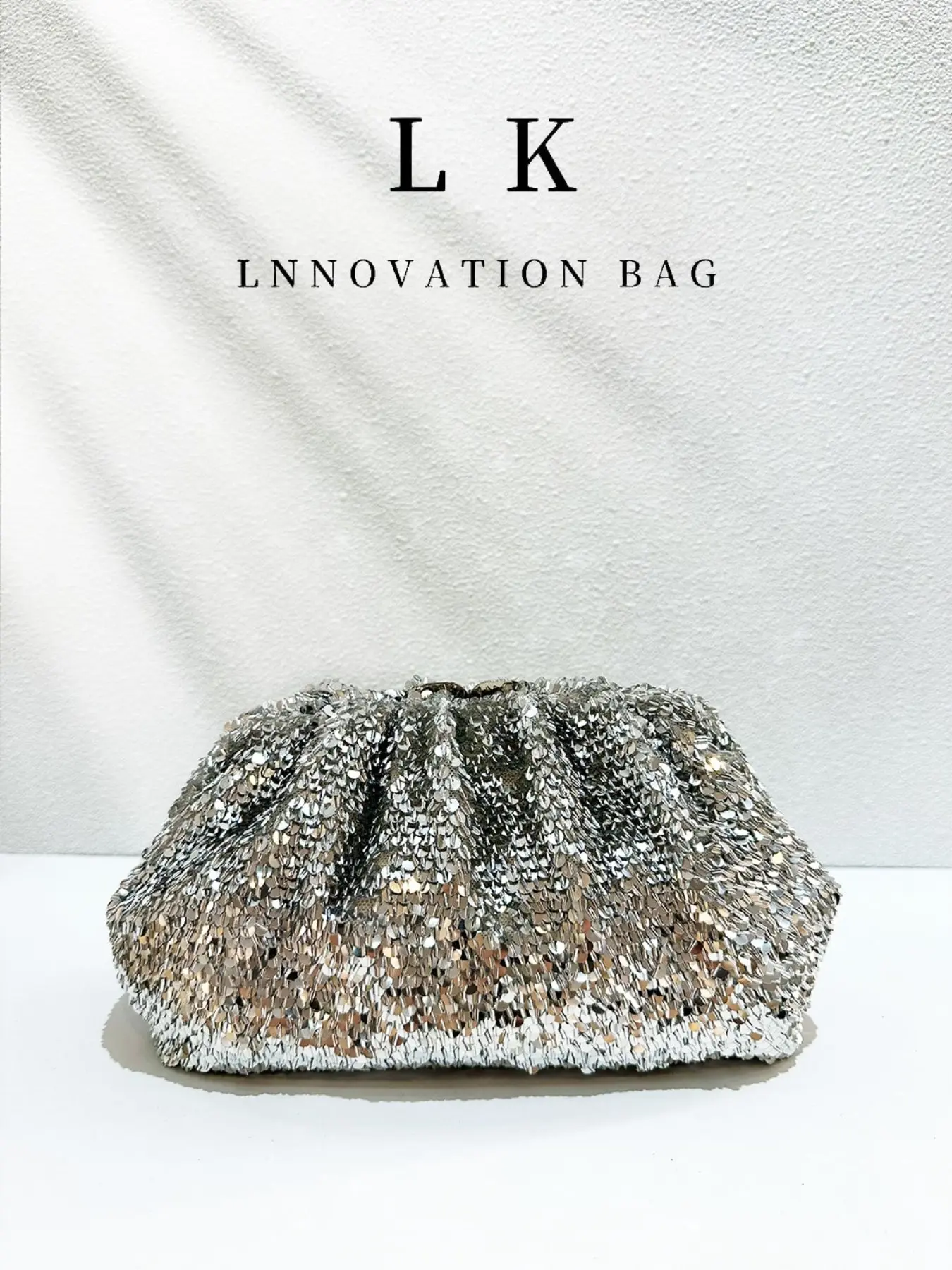 A women's evening party glittery clutch bag, a silver shimmering faux fish scale sequin wallet, a large-capacity cloud bucket bag, suitable for graduation balls, banquets, weddings, dates, and more