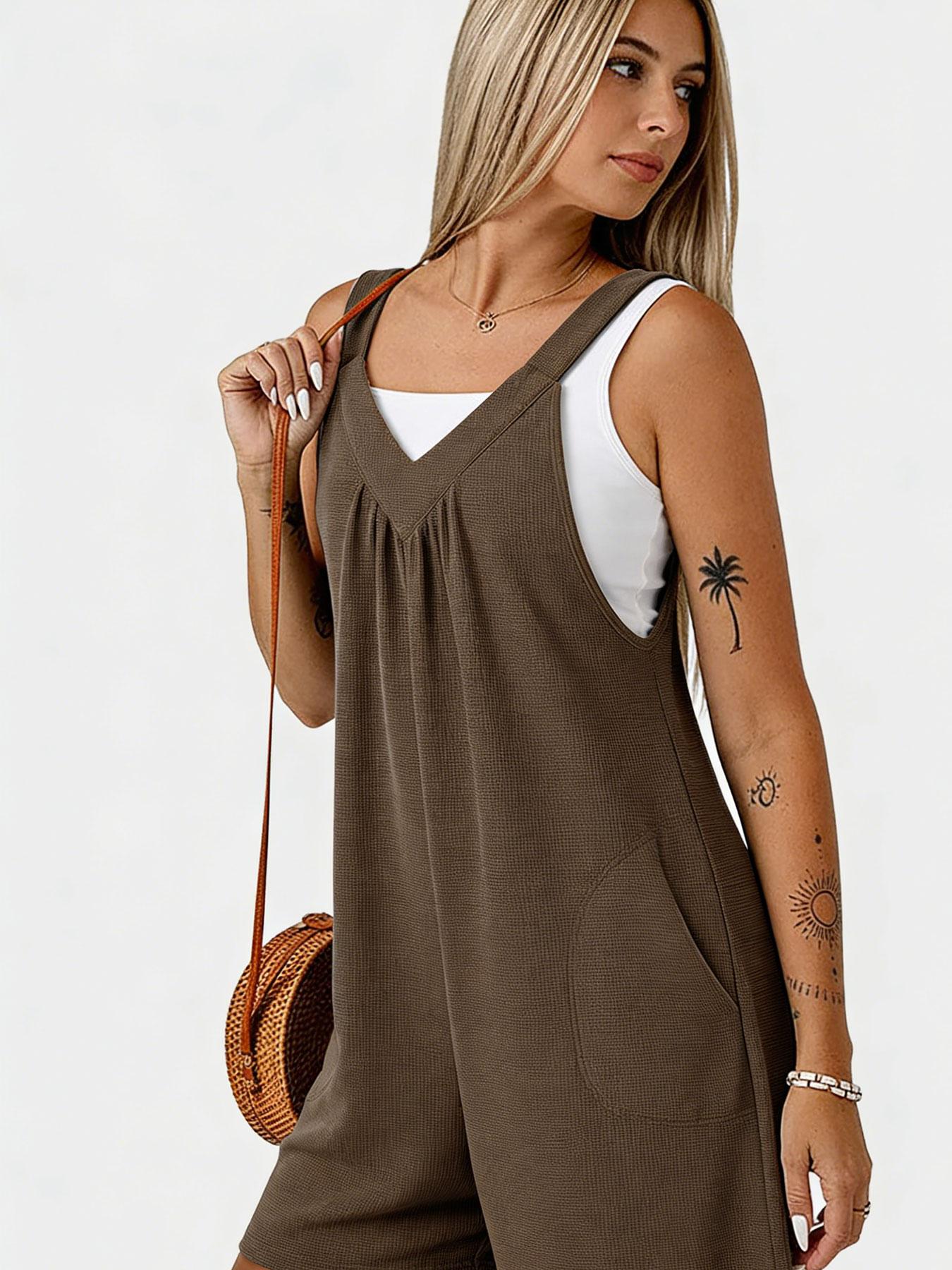 A solid color, sleeveless, waffle-knit, side-pocket, straight-leg, three-quarter-length overalls with straps suitable for summer, suitable for daily commuting, home, dating.