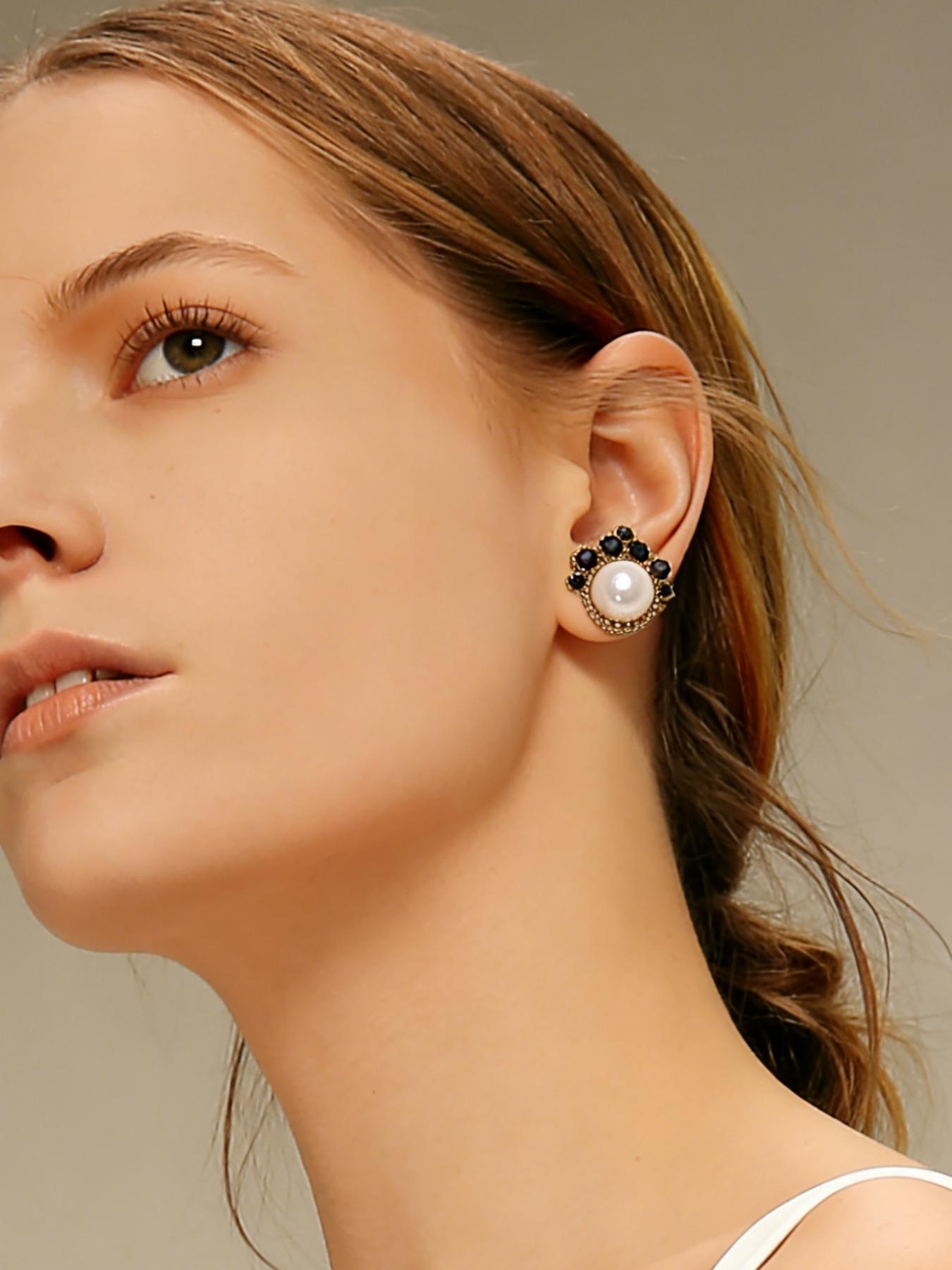 1 pair of retro and elegant pearl studded diamond earrings, suitable for daily commuting, vacation and dating, and also a surprising and exquisite small gift.