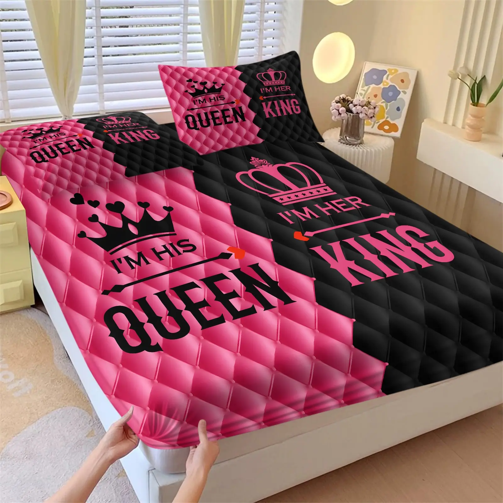 Bedsheet Set, 3‑Piece Checker King & Queen Fitted Sheet Set & 2 Coreless Pillowcases, All‑Over Crown Heart Prints, “I’m His Queen, I’m Her King” Design, Stretch Deep Pocket Non‑Slip, Soft Comfortable Fabric, Romantic Bedroom Decor & Gift