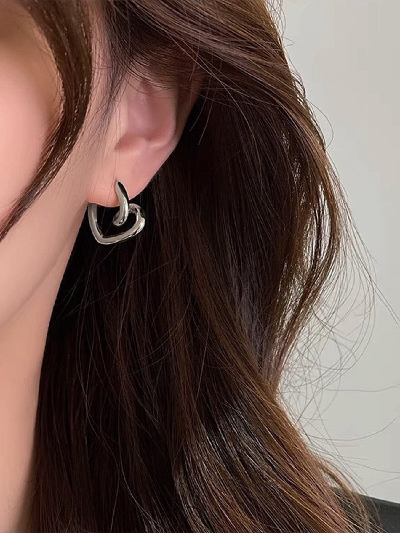 Women's Heart-Shaped Metal Ear Studs, Korean Style Minimalist Design, Cold-Weather Fashion Accessory, Unique Women Jewelry