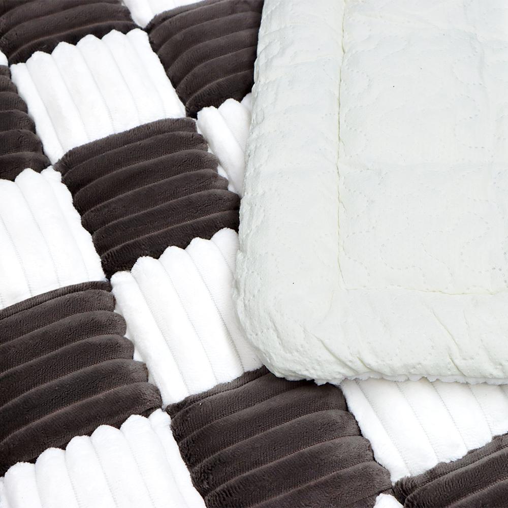 Pet Bed Mat for Car Backseat Extender Non-Slip Plaid Dog Bed Blanket for Car Back Seat Travel Pet Mat Custom Fit for Backseat Extenders and Seat Covers