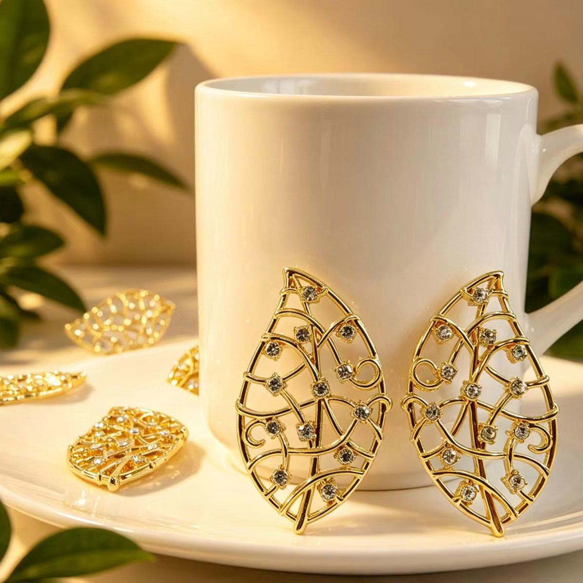 Goldene Blatt Strass Anhänger，Alloy Hollow Out Rhinestone Leaf Desktop Decor, Elegant Tabletop Ornament, Perfect for tabel Decoration, Unique Gift Idea