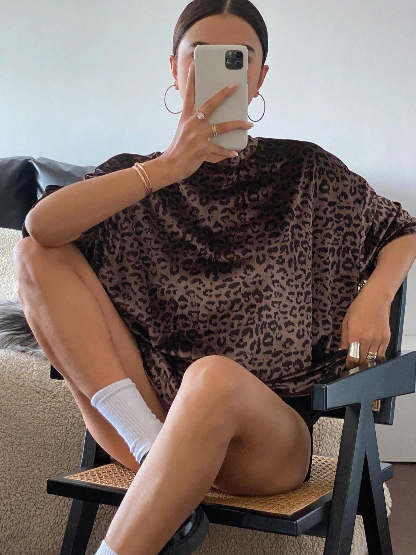 Women's Casual Velvet Leopard Print Loose Dropped Shoulder T-Shirt, Oversized T-Shirt，Comfortable and Stylish, Perfect for Everyday Wear, Ladies Fashion Top