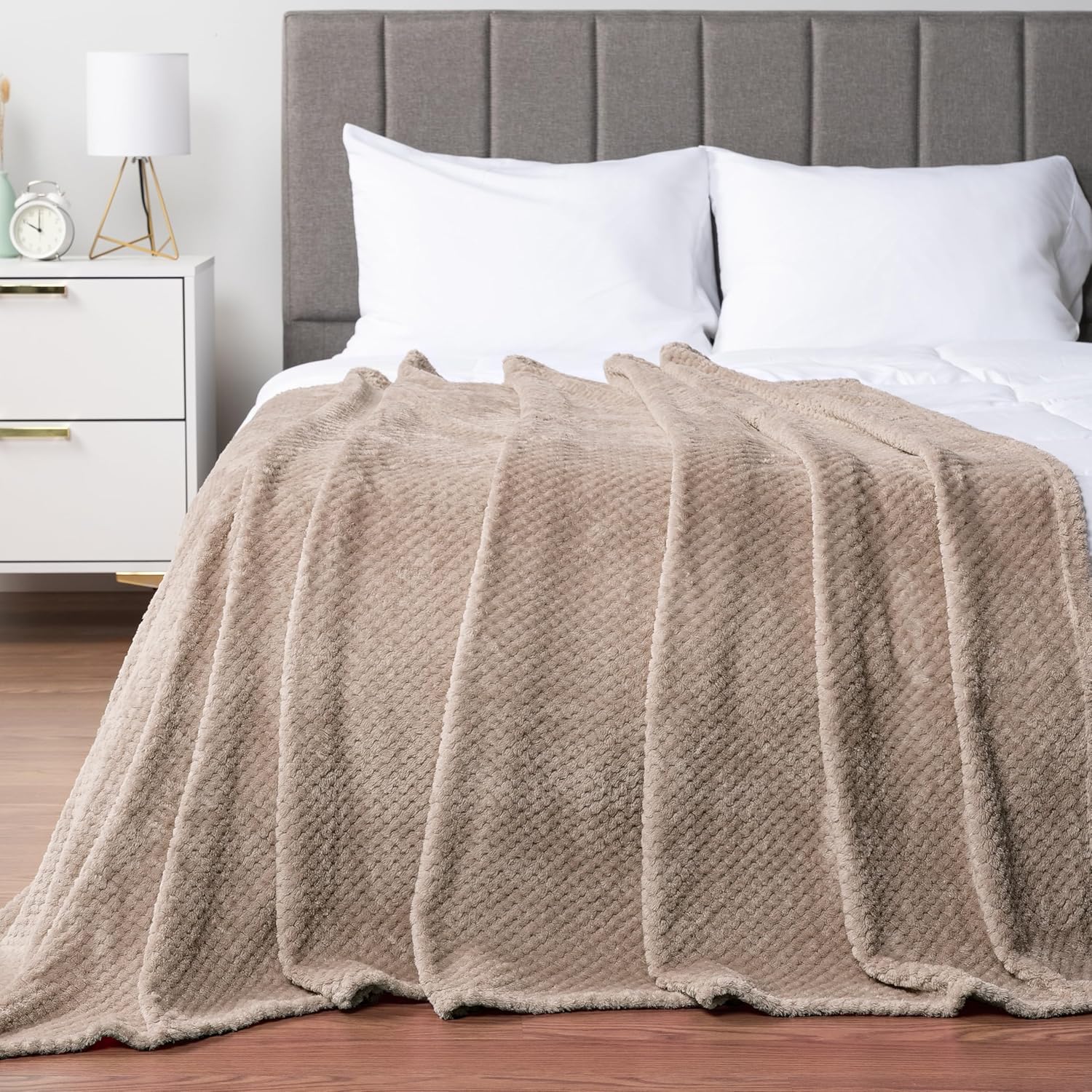 Fuzzy Fleece Throw Blanket for Couch， Fluffy Warm Soft Jacquard Blankets for All Season，Soft Luxurious for Bed, Soft Fleece Throws for Sofa Chair，Cozy Warm Lightweight All Season Blanket Throw