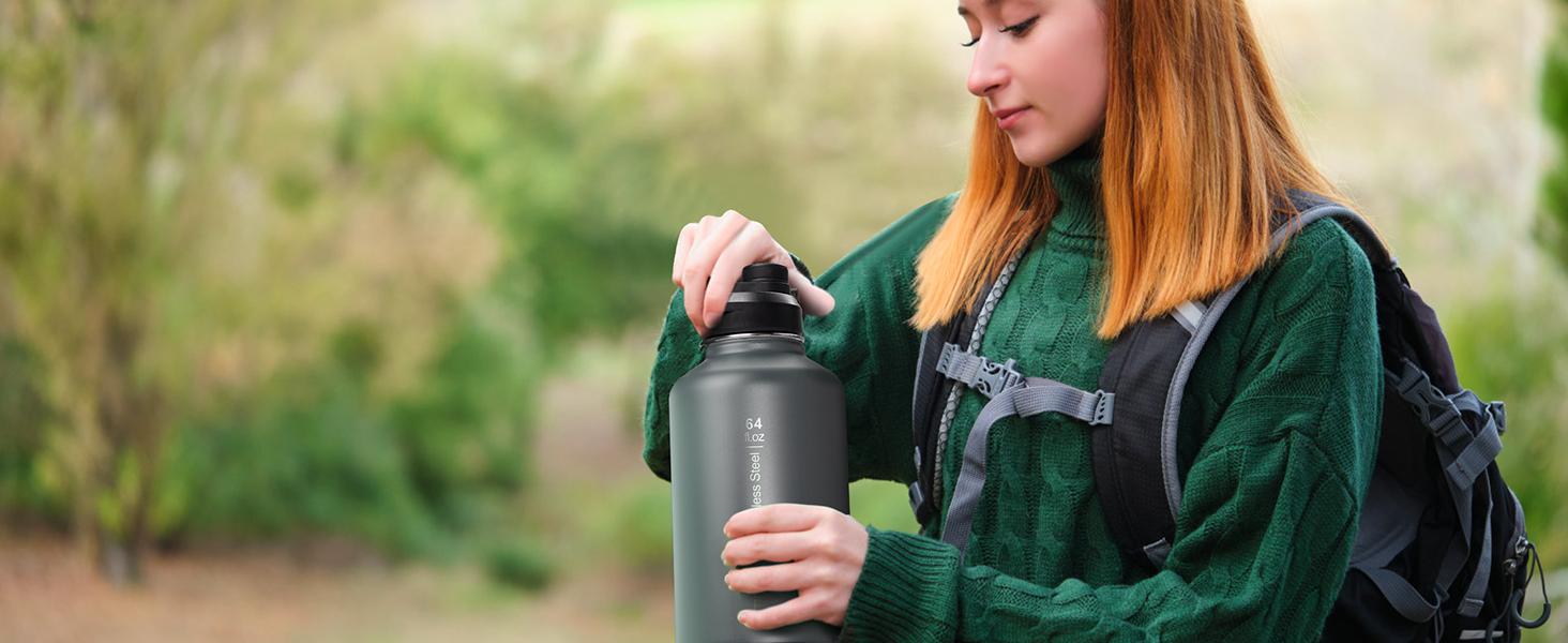 OneTigris 64 oz Cold & Hot Water Bottle Portable 1/2 Gallon Stainless Steel Mug Leakproof Vacuum Insulated Tumbler Double Layer Insulated with 3 Interchangeable Lids & Crossbody Bag