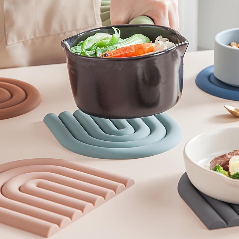 1pc Silicone Heat Insulation Table Mat for Plate Dish Pot Bow Creative Geometry Shape, Stylish Practical Trivet Pad for Hot Pots And Pans, Durable Heat Resistant Pot Holders for Countertop, Multi-Purpose Spoon Rest Trivet Mats