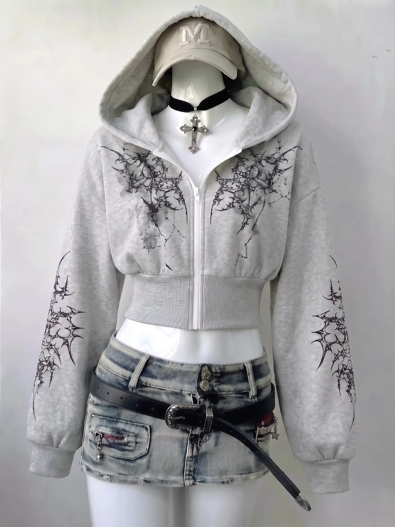 Cyber Y2K Vibe: Graphic Print Cropped Zip-Up Hoodie for an Edgy Street Style Look 🖤 #y2kstyle #streetwear #croppedhoodie