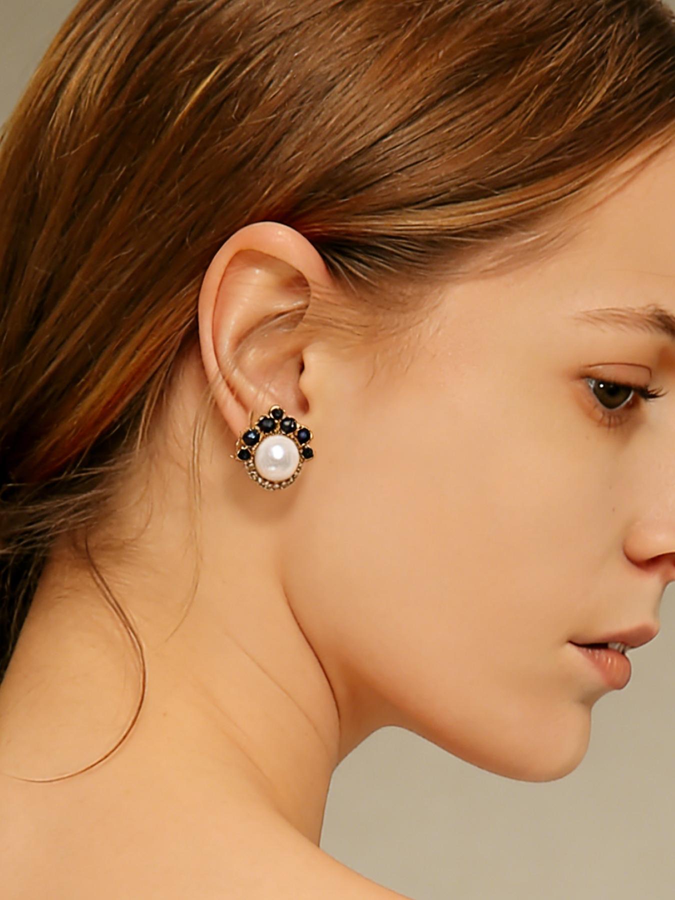 1 pair of retro and elegant pearl studded diamond earrings, suitable for daily commuting, vacation and dating, and also a surprising and exquisite small gift.