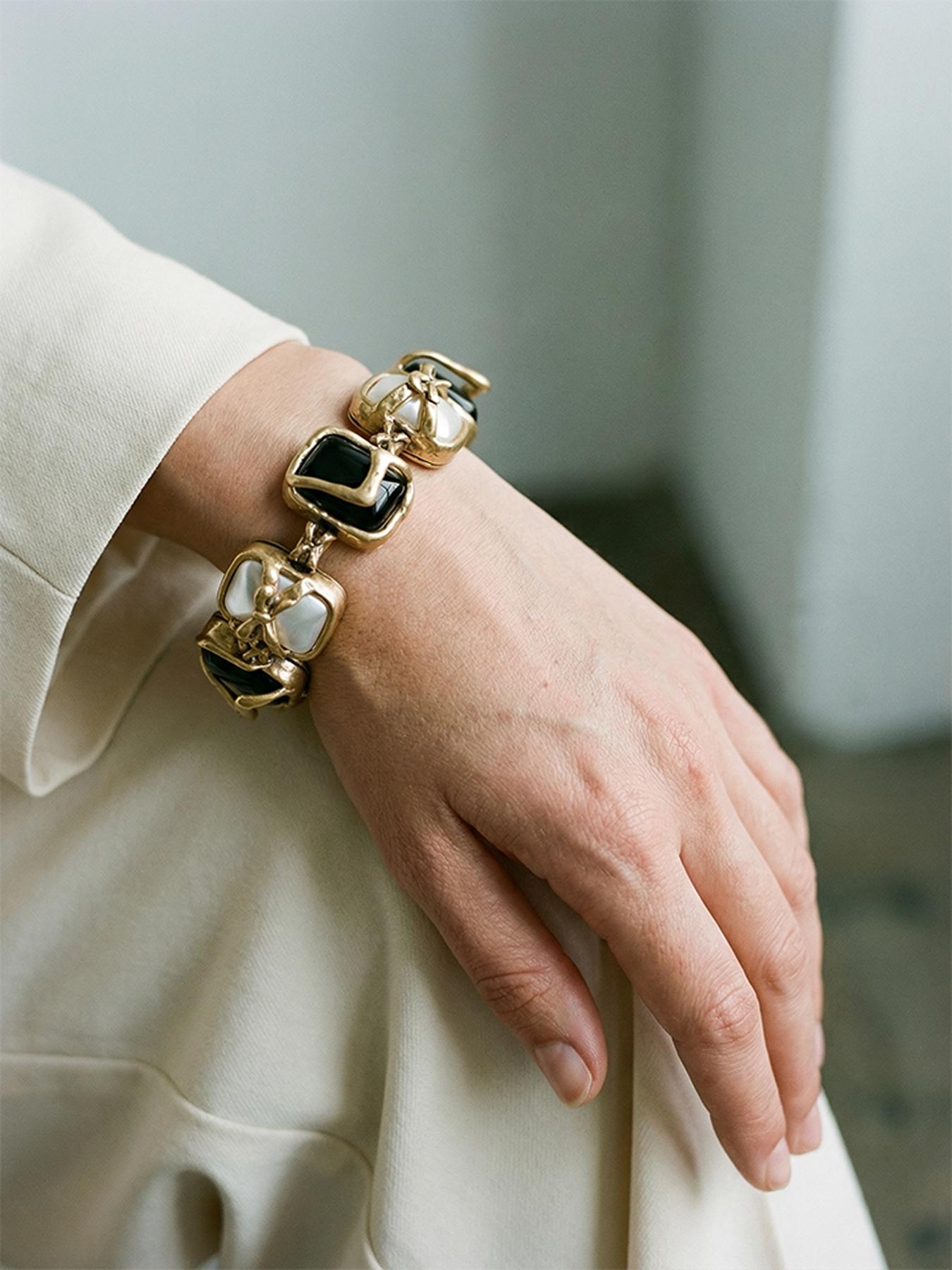 1 fashionable and elegant Baroque diamond encrusted bracelet, suitable for daily commuting, vacation and dating, and also a surprising and exquisite small gift.