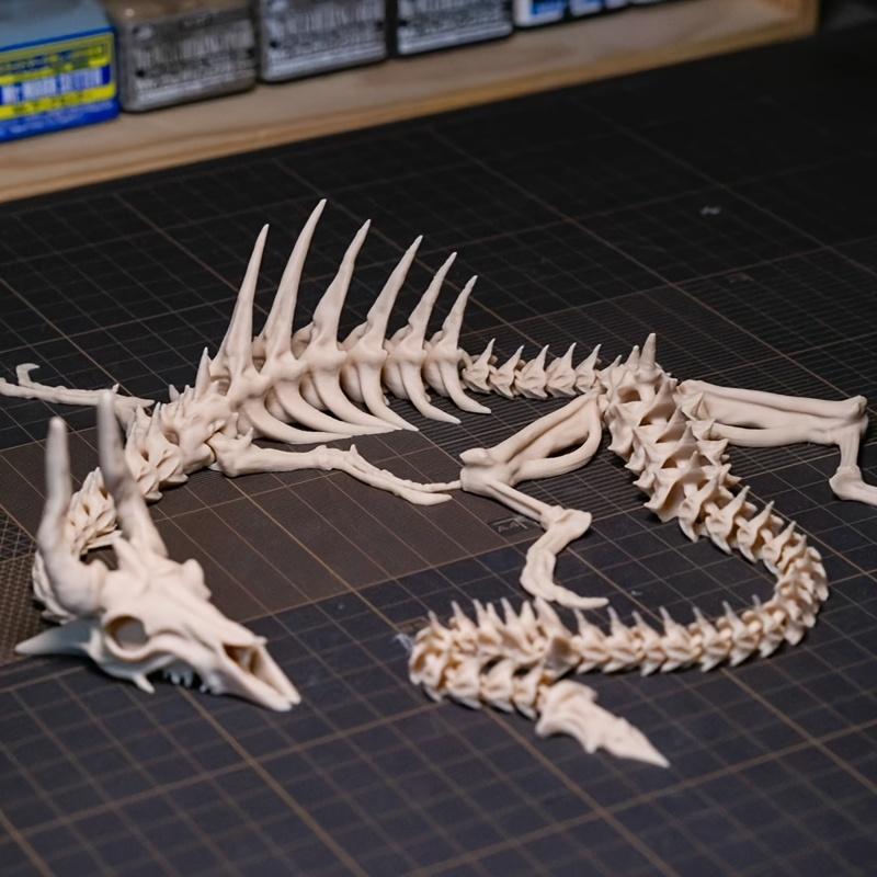 Dragon Skeleton Statue with Movable Joints - Black and White Plastic Sculpture, Suitable for Indoor/Outdoor Decoration, Aquarium Scenes, Halloween, Christmas, Thanksgiving - No Electricity Required, Halloween Decoration, Detailed Craftsmanship