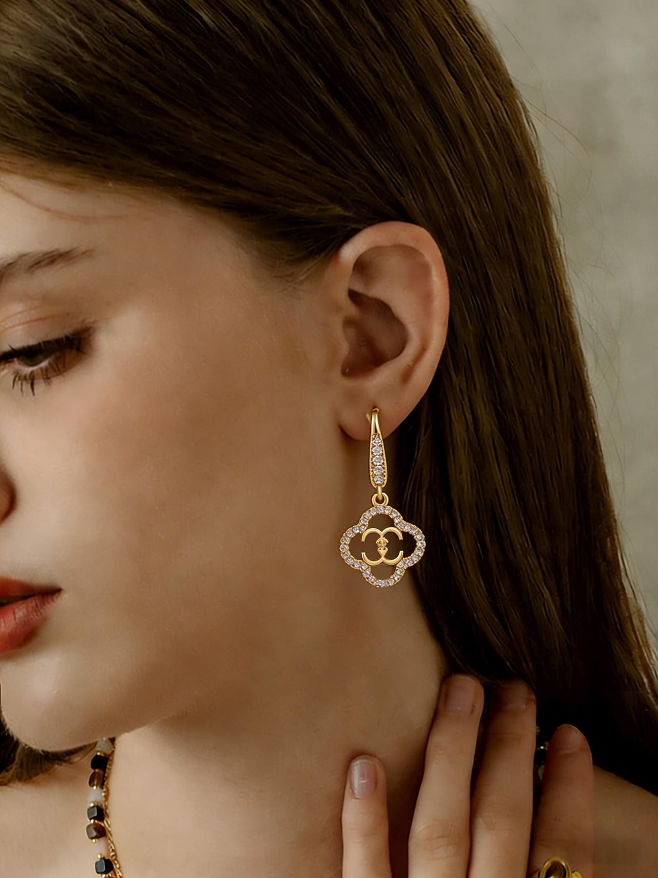 A pair of vintage four-leaf clover earrings, elegant petal design, copper-set synthetic zircon drop earrings, exquisite and luxurious