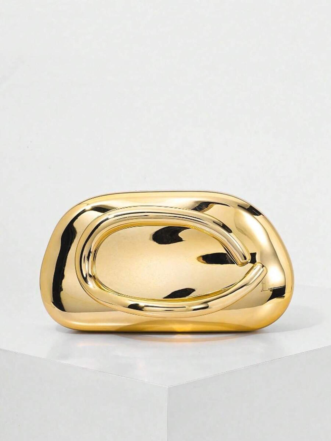 Retro light luxury style practical texture hand-held bag, hollow handle design, fully glossy texture, fashionable niche personality exquisite style bag, chain shoulder strap design, versatile item for dinner parties