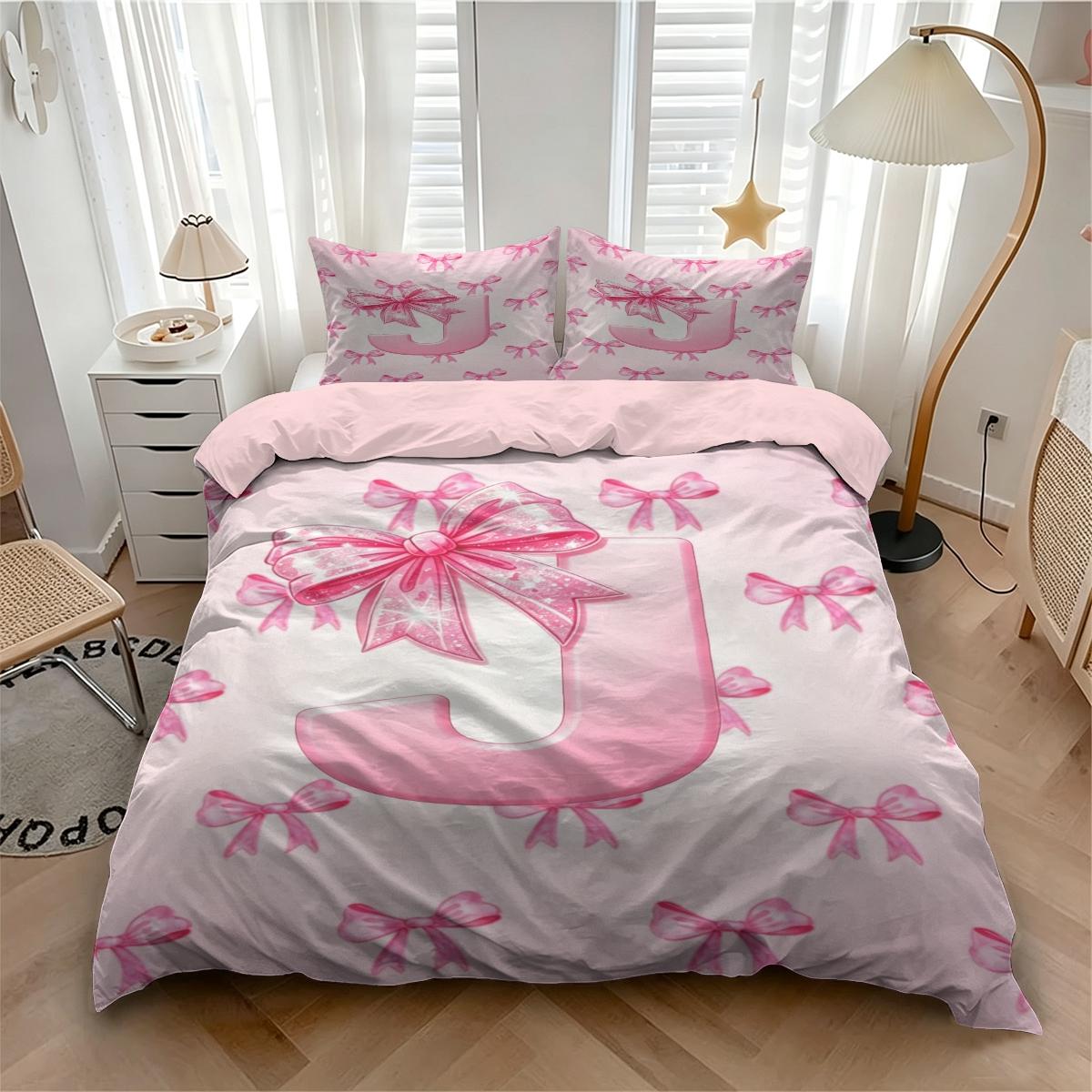 Pink Letter A~Z Bow Pattern Duvet Cover Set, 2/3Pcs Aesthetic Cute Bedding Set, Comfy Bedding Set, Breathable Quilted Quilt, Sweet Girly Bed Linens, Perfect for Teen Girls Bedroom Decor. 1 or 2 Pillowcase, No Filling
