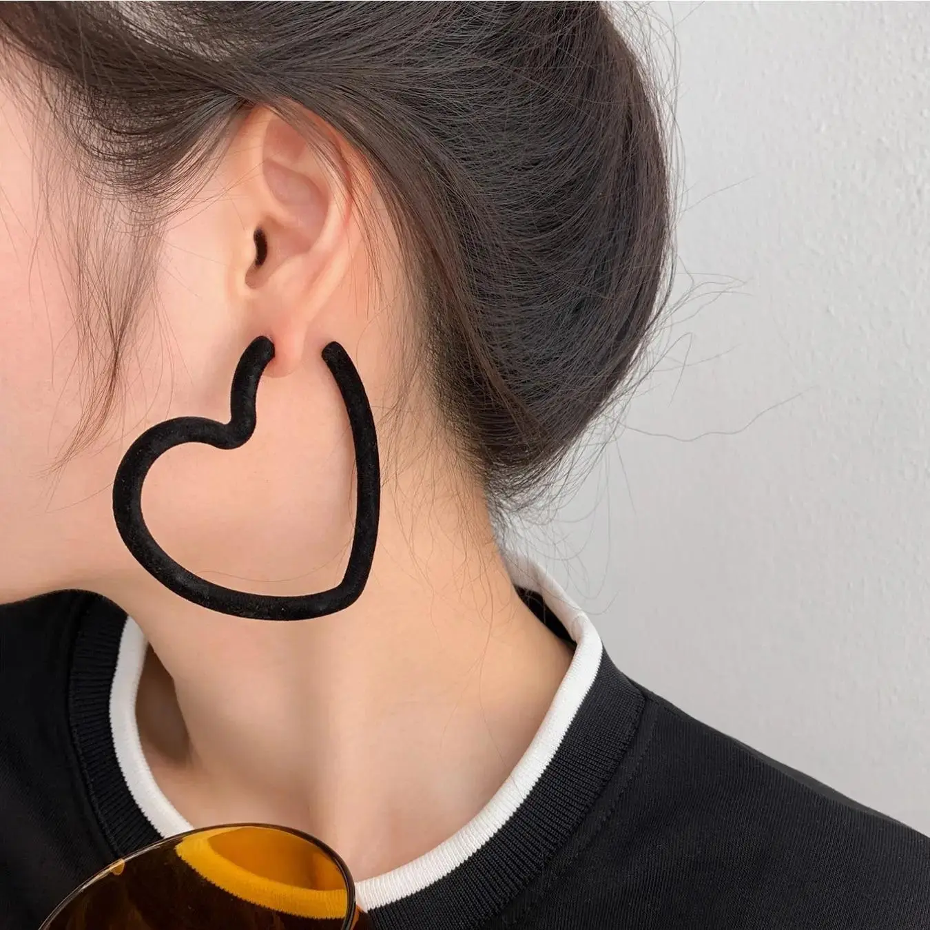 1pc Large Heart-shaped Stud Earrings Are Simple and Fresh Earrings and Earrings, fashionable hoop earrings. They Are Suitable for Both Ladies and Girls To Dress Up and Will Be Used on Valentine's Day