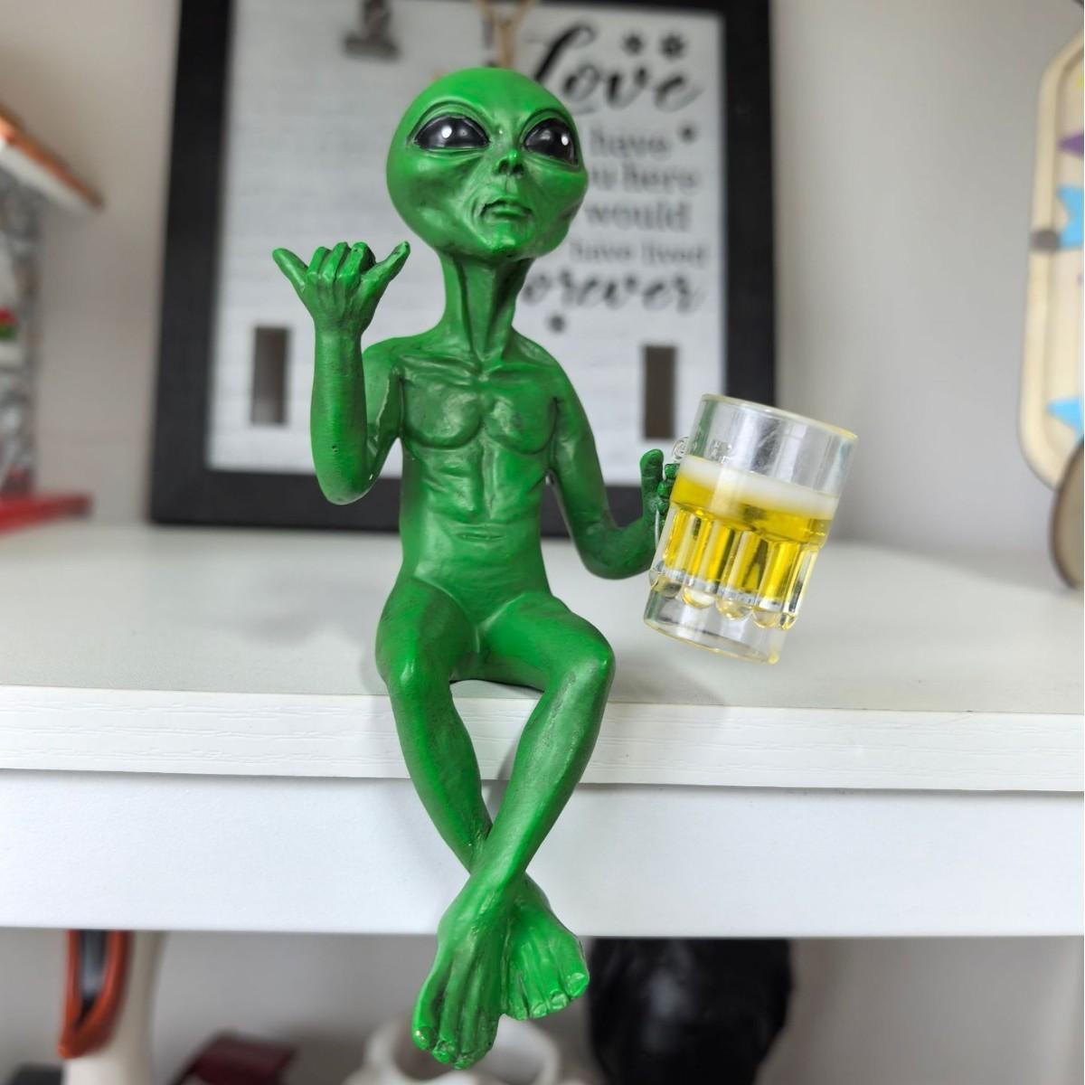 Funny Cute Alien Resin Statue, Ufo Outdoor Garden Decoration, Festive Gift, Unique Garden Statues & Sculptures, Perfect for Holidays