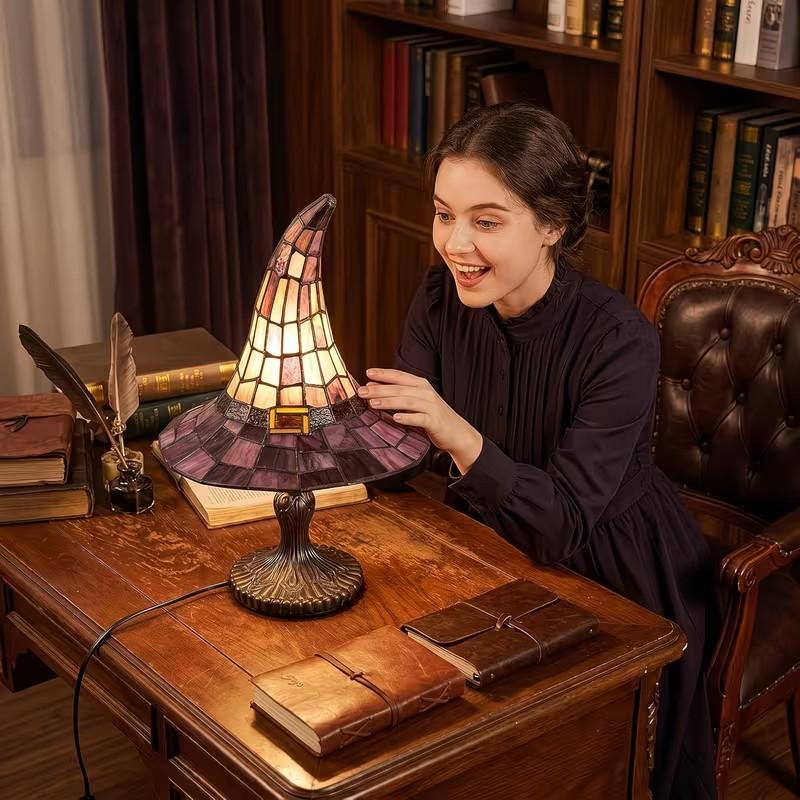 Handmade Colored Glass Witch Hat Lamp Ornament - Usb-Powered Gothic Witch Hat Lamp, Vintage Resin Decorative Light with Purple Amber Mosaic, Suitable for Halloween And Year Round Bedroom, Bookshelf, And Home Decoration