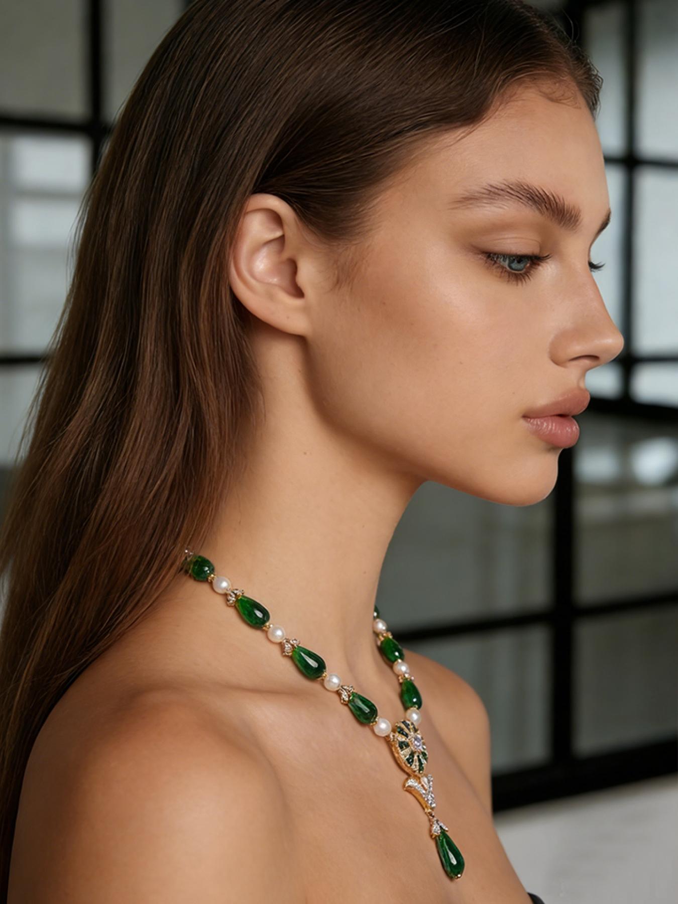 A vintage green teardrop-shaped gemstone and pearl alternating necklace, suitable for daily commuting, vacation, and dates, and also a delightful and exquisite small gift.