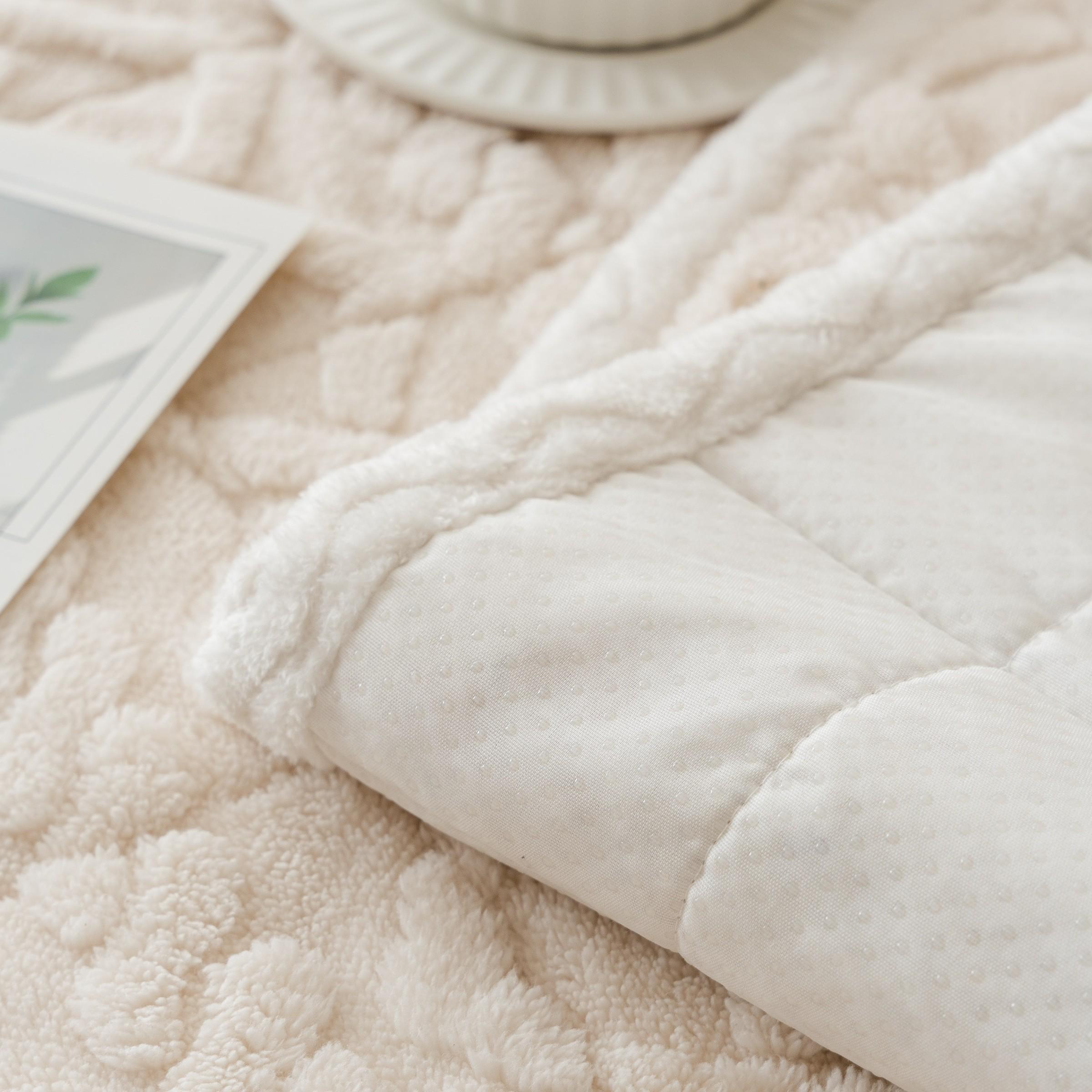 Simple Solid Velvet Sofa Cushion, European Style Soft Sofa Pad, Durable and Fashionable Furniture Accessory, All-Season Couch Protector