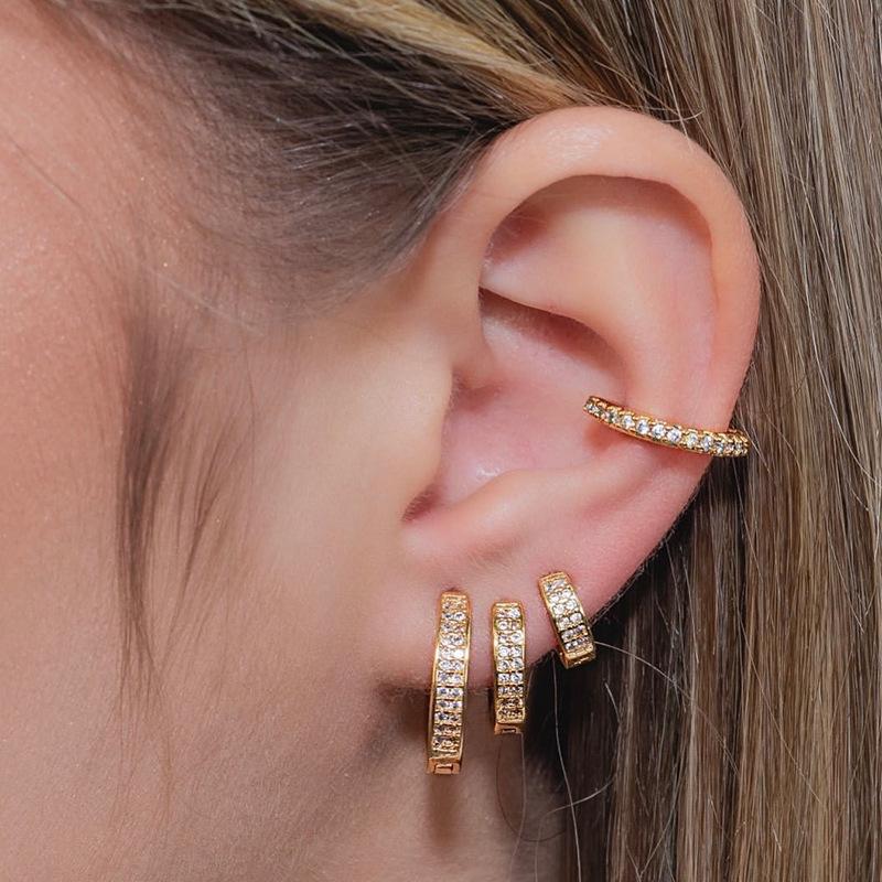 Super Flash double-row stud earrings with a unique design. A gift for your girlfriend featuring earlobes and earclips.