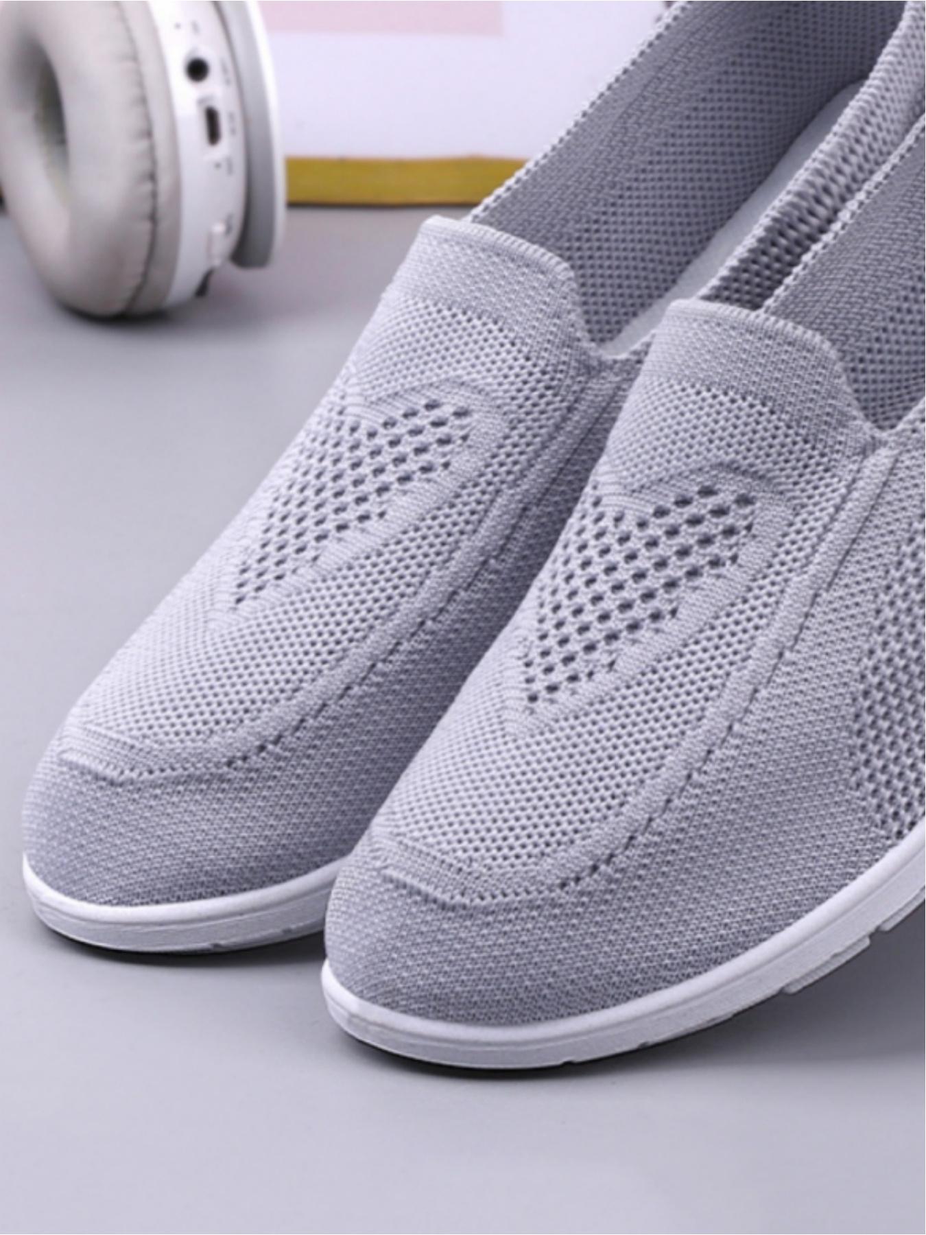 Ladies' casual sports shoes, made of mesh material for comfortable wrapping and lightweight fit, with a simple design of the sole. Available in multiple colors for daily use, ideal for commuting to campus, and a practical gift for girlfriends' birthdays