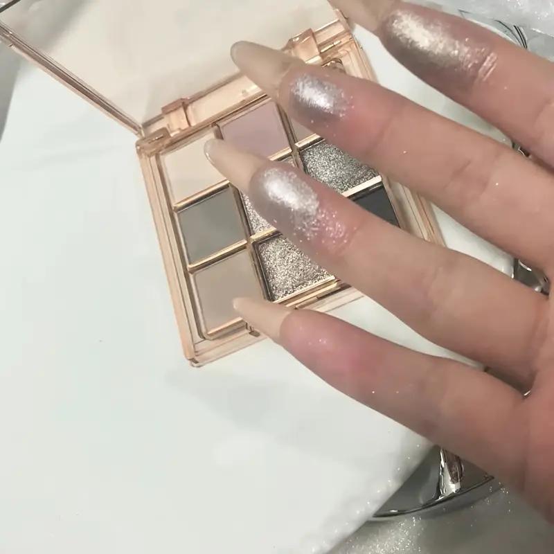 9-color eyeshadow palette - smoky gray, brown, and pink tones, featuring both matte and shimmer finishes. A versatile eyeshadow palette suitable for various makeup looks, an essential cosmetic, perfect as a Christmas gift.