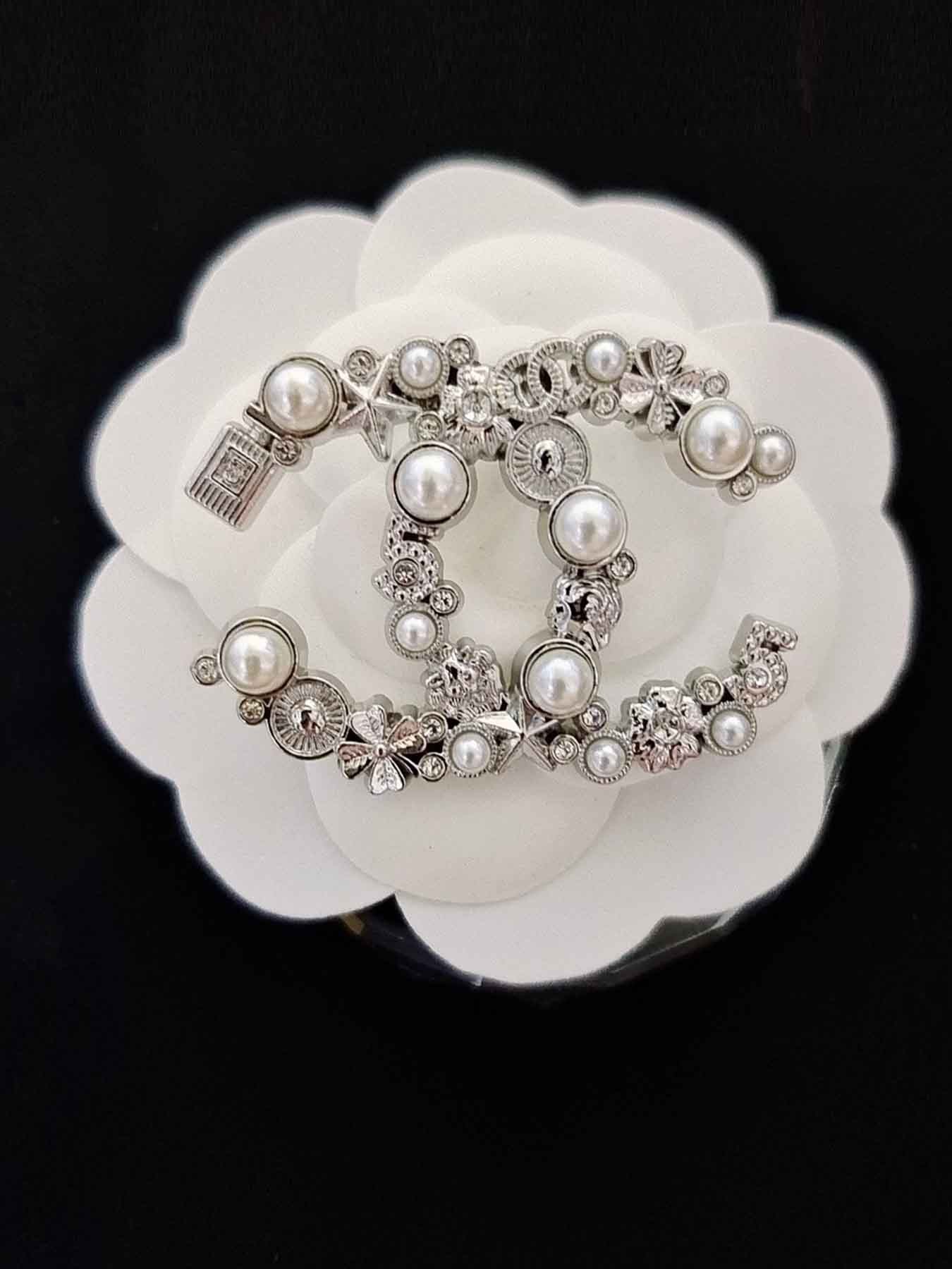 Elegant CC Brooch with Crystals, Stylish Jewelry for Fashion, Perfect Gift for Her, Versatile Accessory for All Seasons