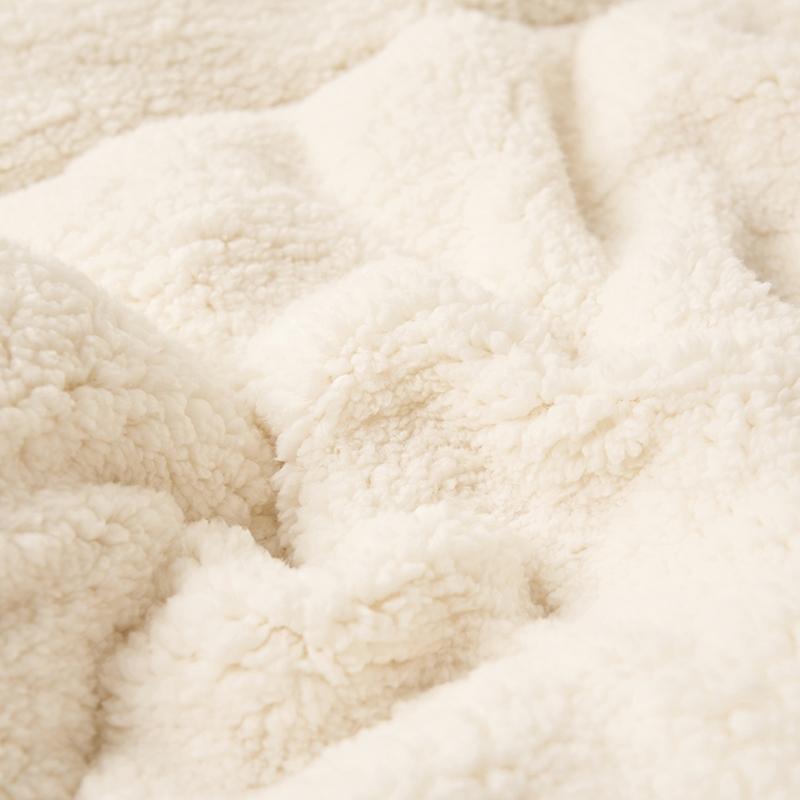 1pcs Solid Color Milk Velvet Shearling Thickened Warm Winter Quilt Blanket, Ultra Soft Comfortable and Warm Thick Blanket, Ideal Christmas and New Year Gift, Perfect for Snuggling on Cold Nights and Home Decor, Soft Fleece Blanket