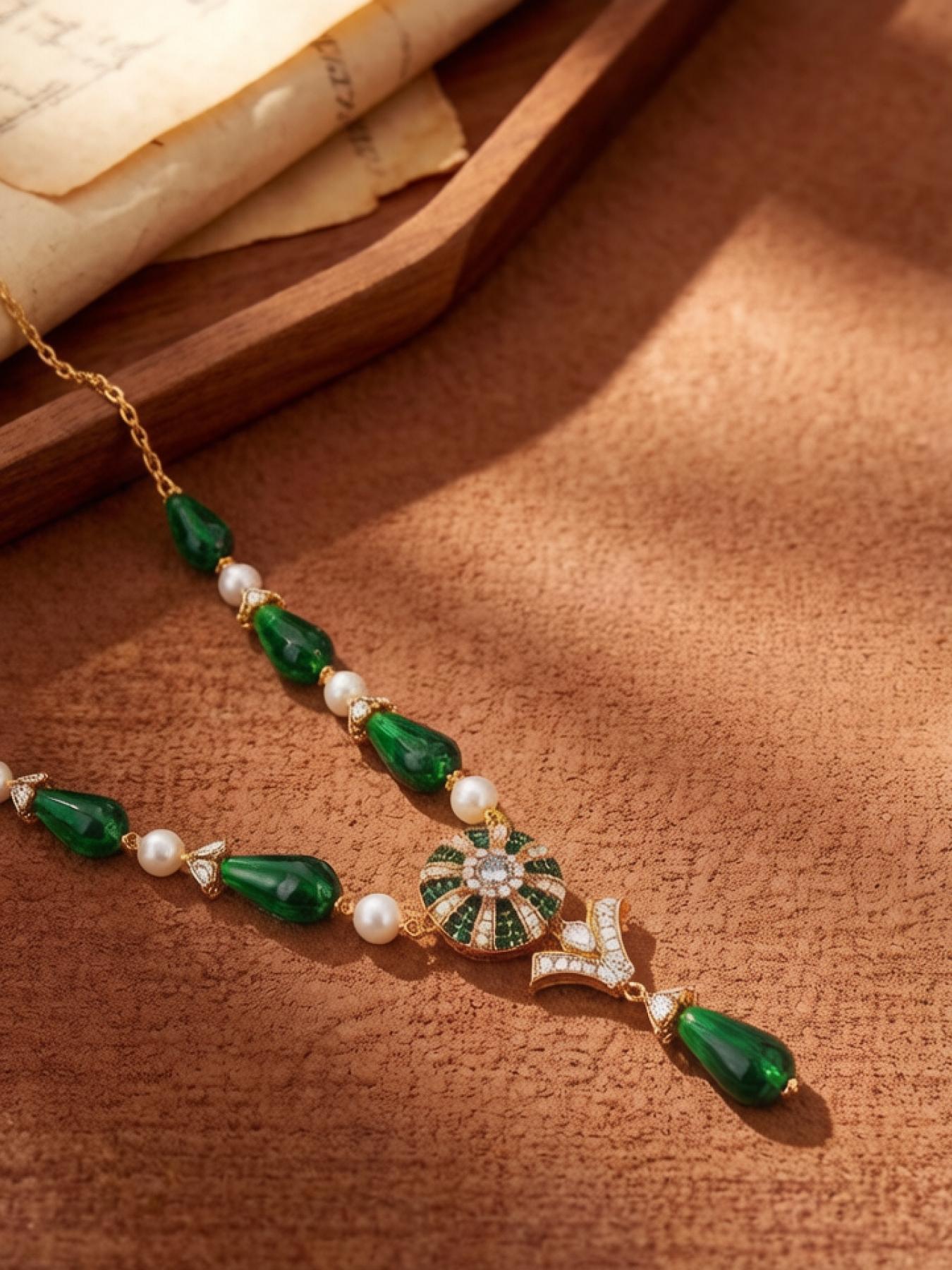 A vintage green teardrop-shaped gemstone and pearl alternating necklace, suitable for daily commuting, vacation, and dates, and also a delightful and exquisite small gift.