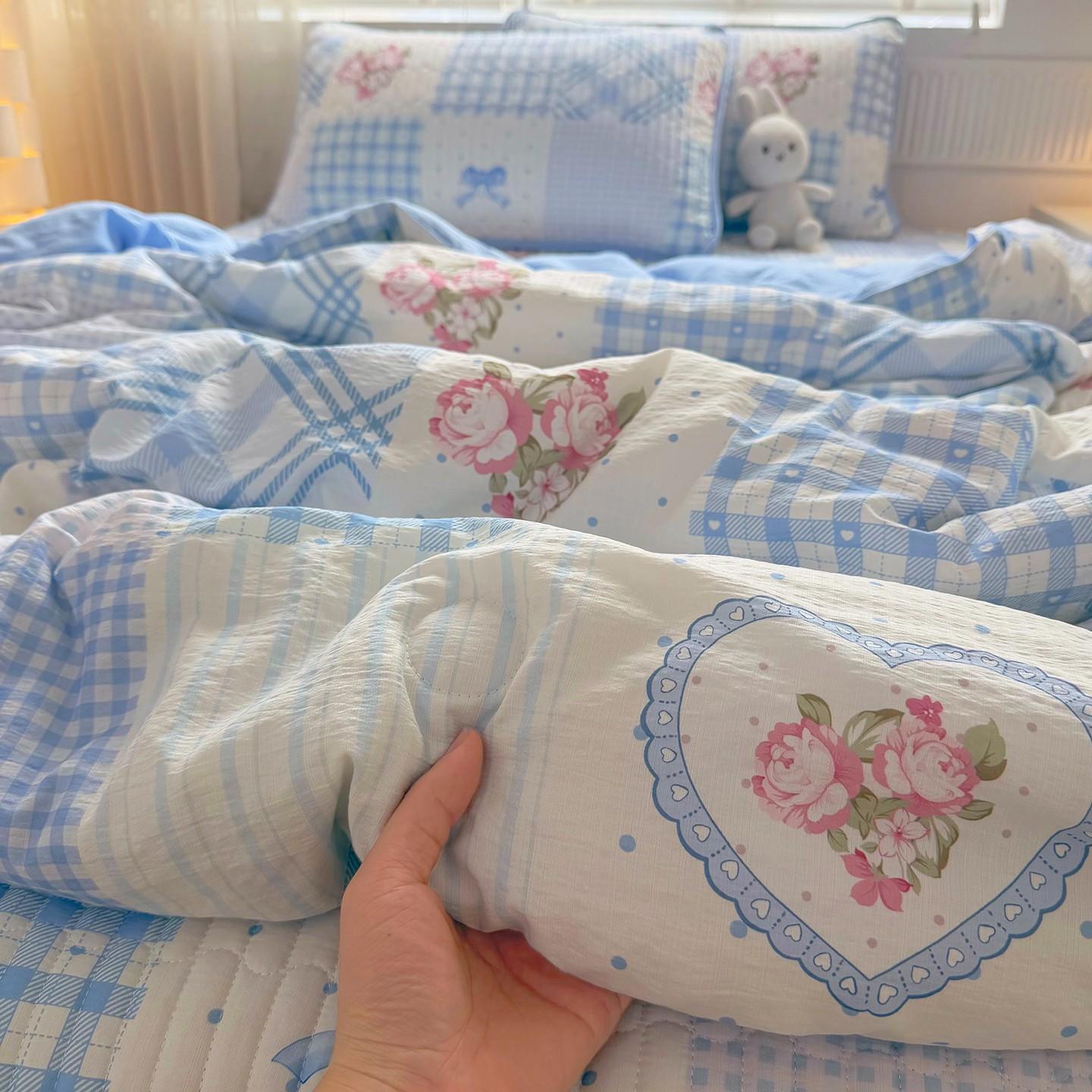 Lace-trimmed blue plaid heart-shaped rose summer quilt, ultra-soft skin-friendly air conditioning quilt and summer cooling blanket, suitable for summer bedrooms, offices, beds, living rooms, and home leisure use