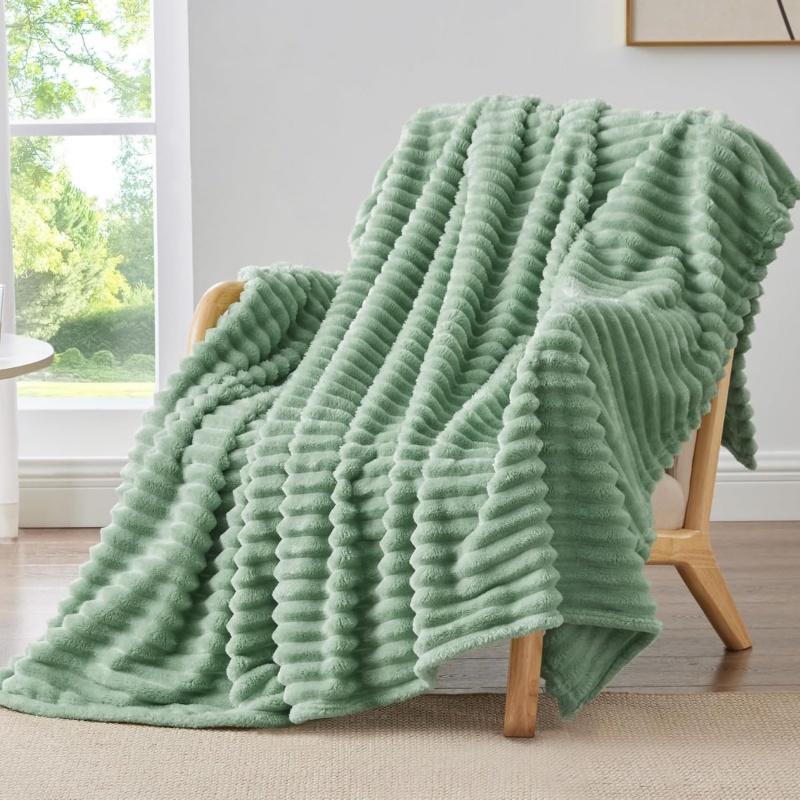 Soft Flannel Sofa Blanket, Comfortable Plush Striped Sofa Bed Cover, Lightweight Decorative Ribbed Rug, Ideal for Men and Women
