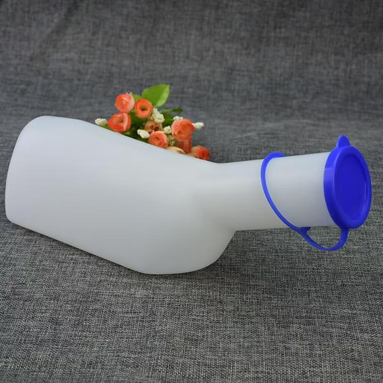 1 piece 33.81 oz white plastic urinal with blue handle - durable, easy-to-carry design, suitable for home and long-distance car travel, 1000ML extended spout version