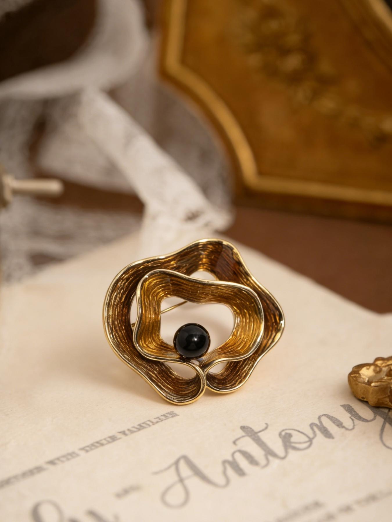 A stylish vintage distressed gold enamel wave-shaped brooch, suitable for daily wear, vacation dates, and other occasions, and also a delightful and exquisite little gift.