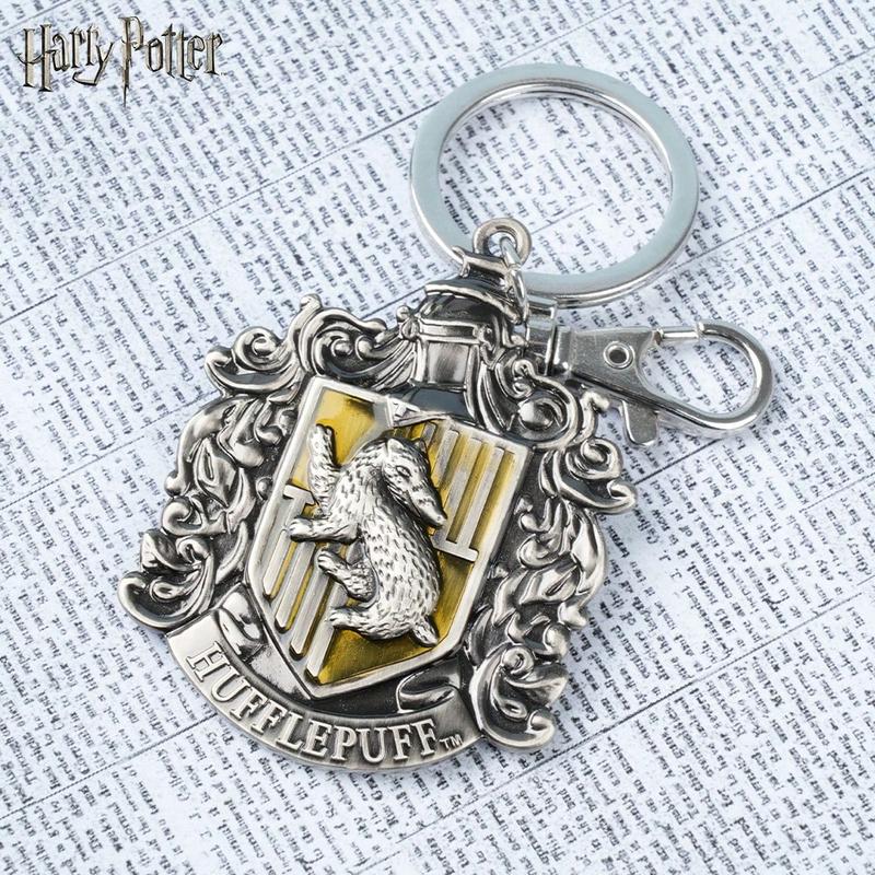 1PC WB Officially Liscend Harry Potter Hufflepuff Key Chain Cool Cartoon Decorative Colorful Key Ring For Clothes Bag Backpack Hats Band Lapel Fun Collectible Metal Key Chain Accessory Party Supplies Birthday